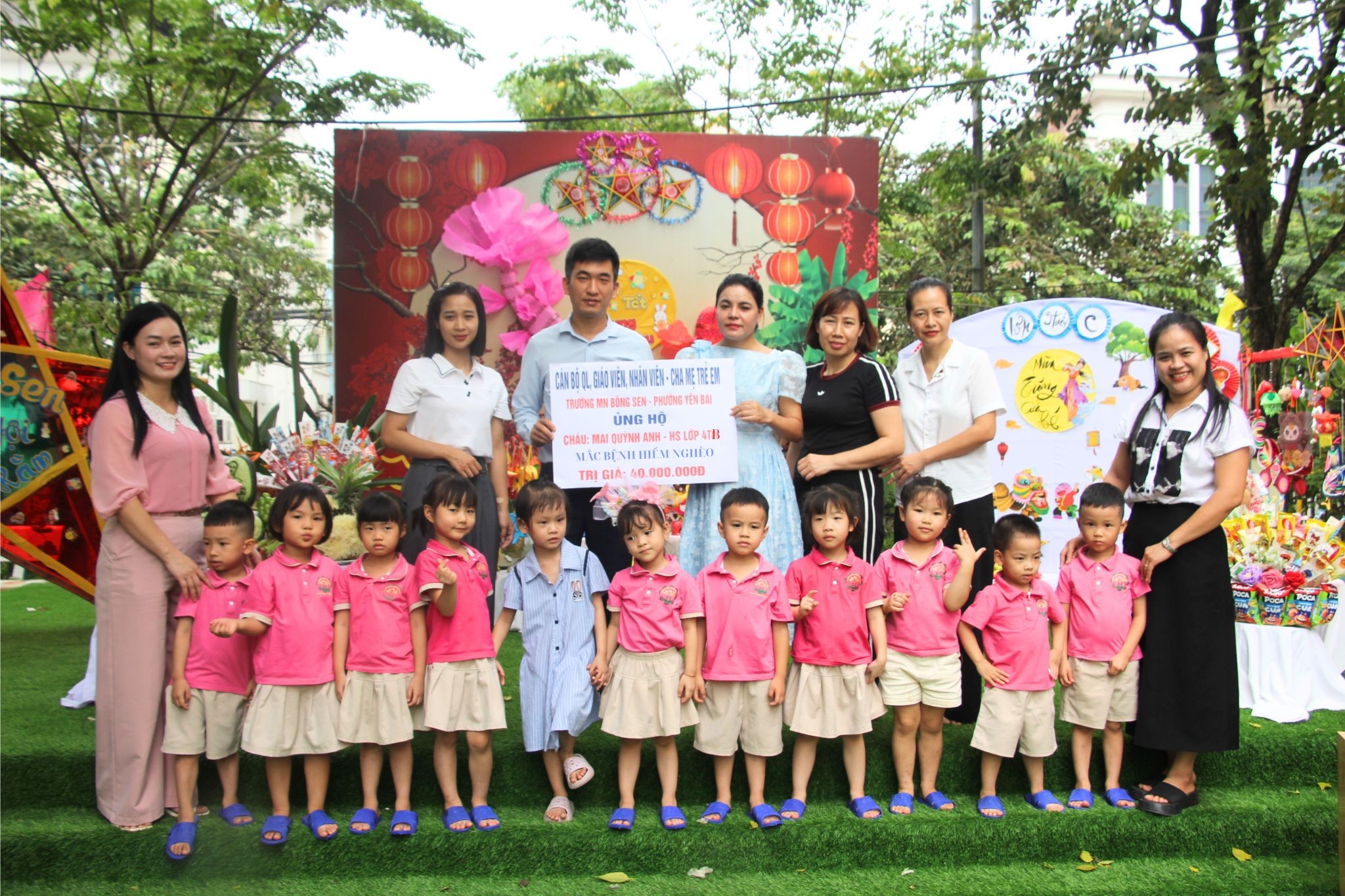 Đại diện nhà trường, hội cha mẹ học sinh trao biển tượng trưng hỗ trợ 40 triệu đồng cho gia đình bé Mai Quỳnh Anh. b.jpg