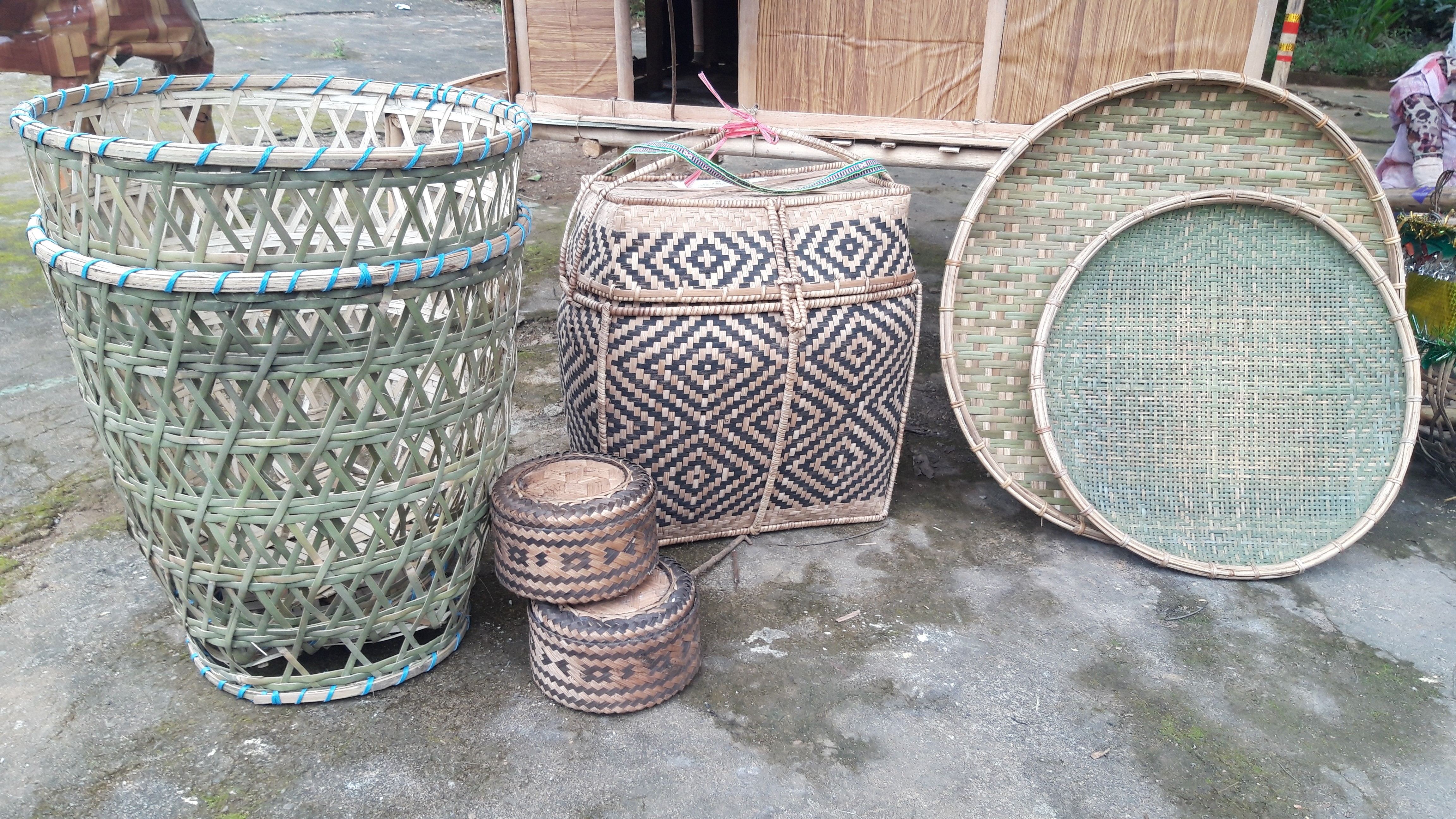 Các vật dụng bằng tre nứa của người Khơ Mú gắn bó với lao động, sinh hoạt hằng ngày và cả tín ngưỡng, tâm linh. 20211026-155824.jpg