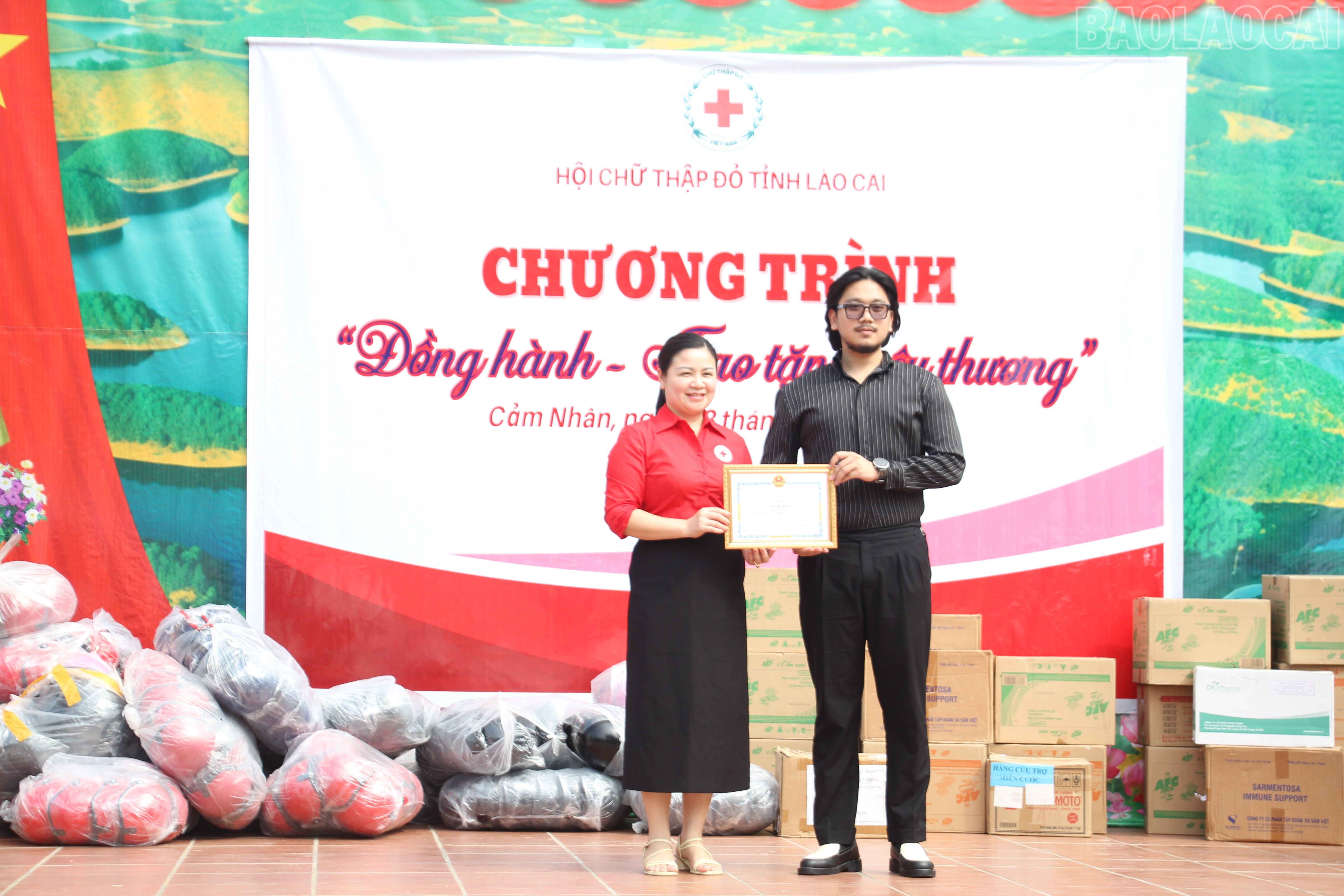 Đồng chí Hà Thị Ngoan - Chủ tịch Hội Chữ thập đỏ tỉnh trao giấy chứng nhận ghi nhận tấm lòng vàng nhân đạo cho Công ty Cổ phần Vận tải và Thương mại Sơn Hòa. baolaocai-tr_img-8958.jpg