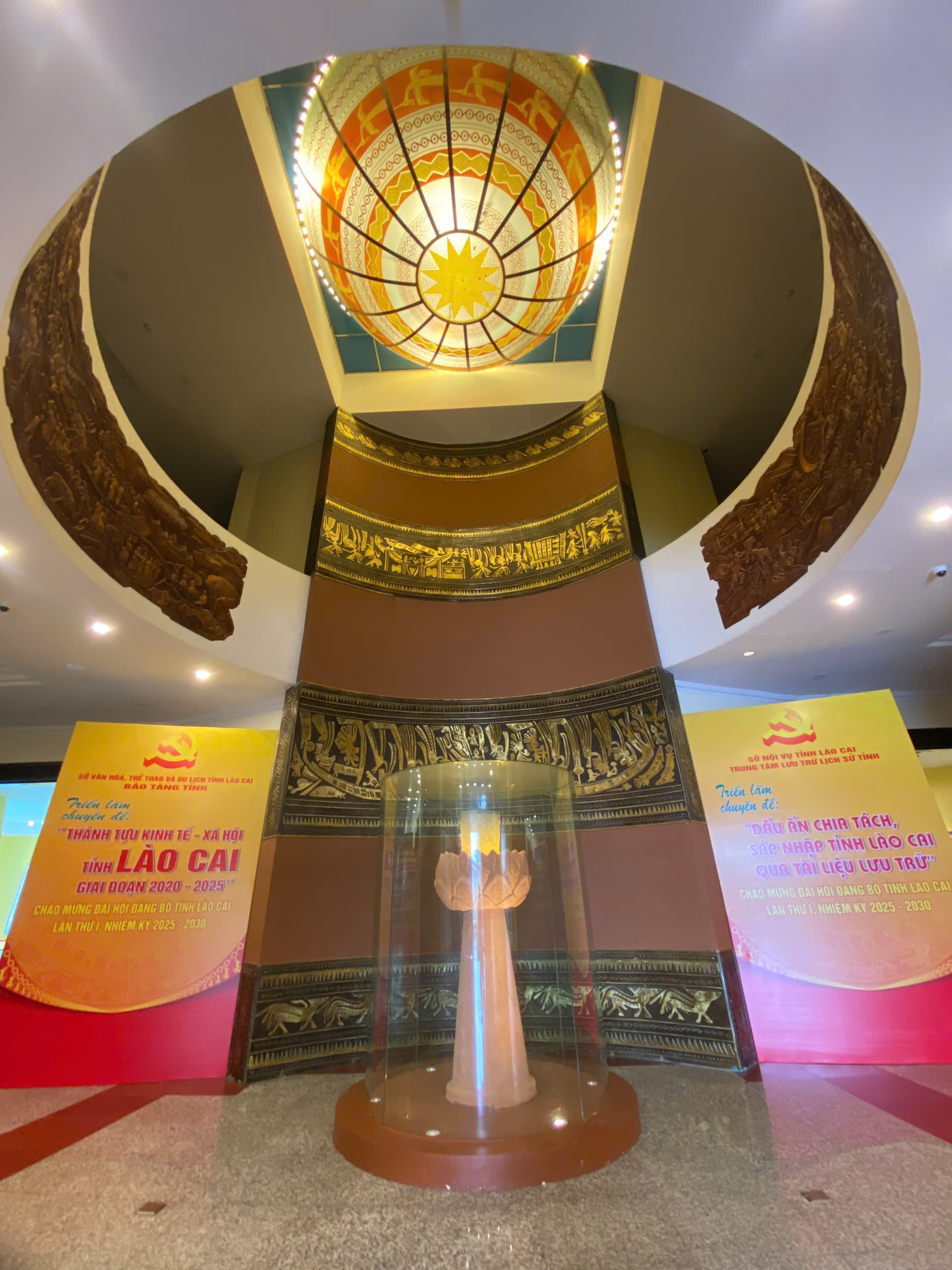 Mô hình thạp đồng Hợp Minh tỉ lệ 1:1 trưng bày trang trọng tại tầng 1, Bảo tàng tỉnh và họa tiết trên thân thạp được cách điệu, sử dụng làm điểm nhấn không gian xung quanh. z7094561032766-26580c39c2a6c7fc3213253d6fad92a9.jpg