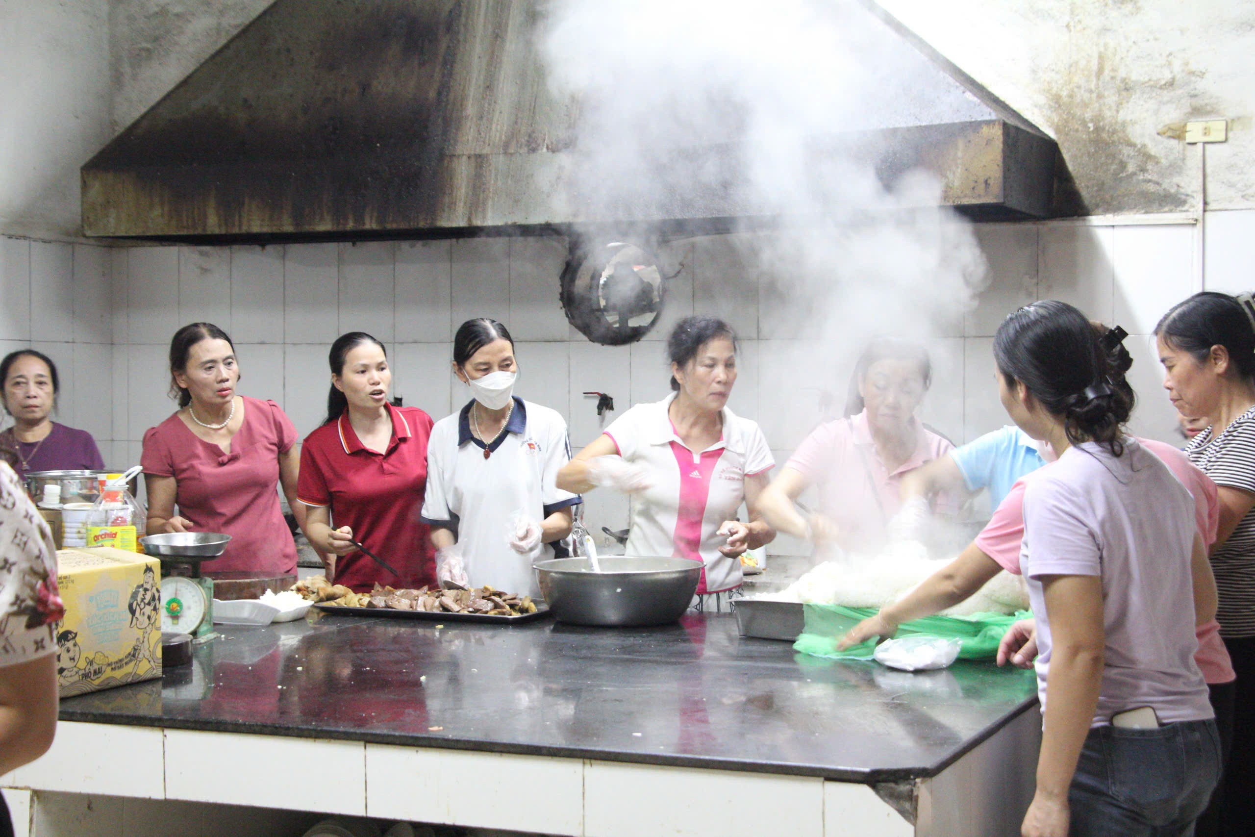 Bếp cơm ấm nóng tình người của Hội Phụ nữ phường Yên Bái tại nhà hàng Đại Vượng. 1.jpg