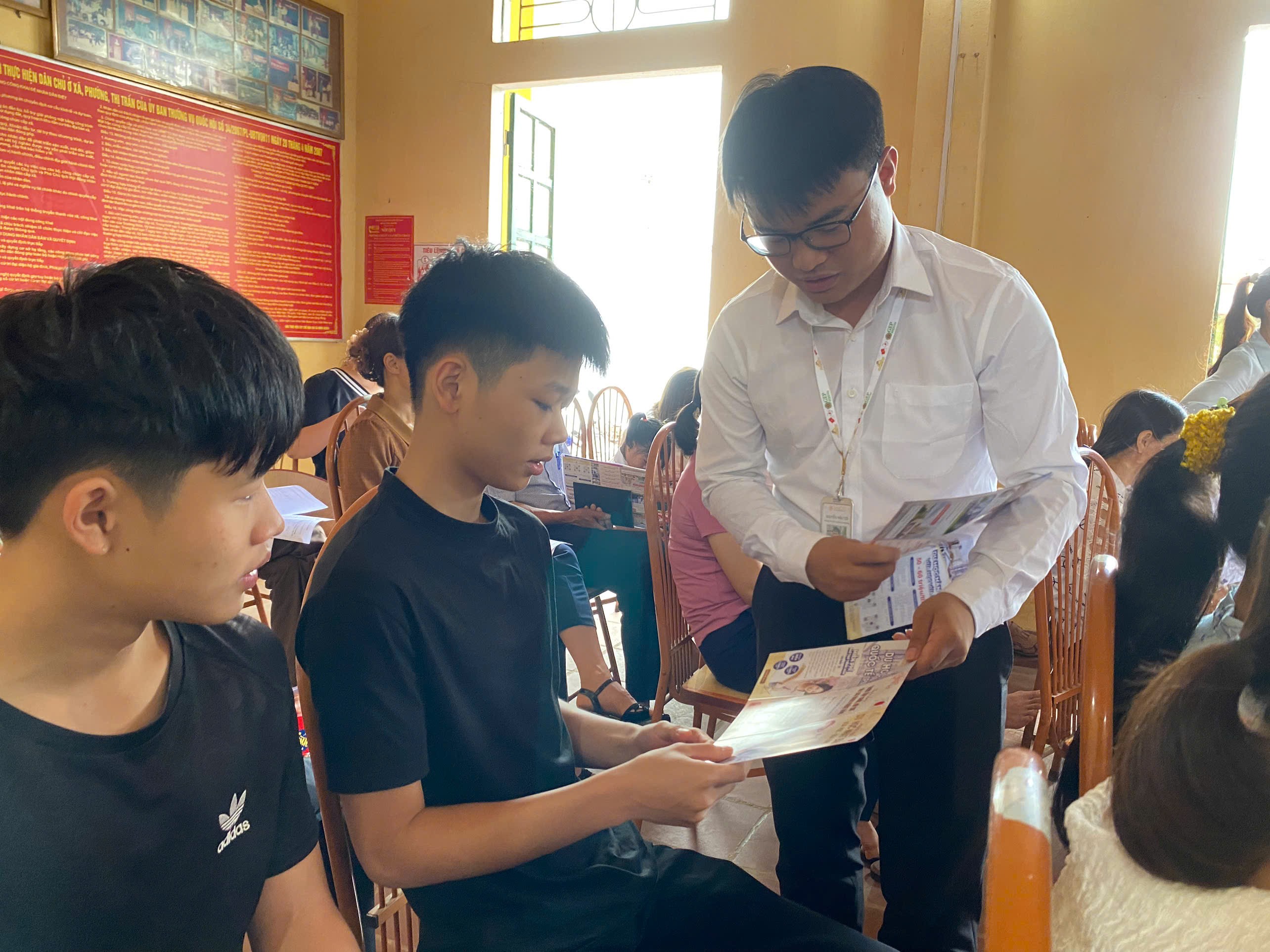 Đại diện doanh nghiệp trực tiếp tham gia phiên giao dịch tư vấn, giới thiệu các chương trình việc làm, xuất khẩu lao động cho người dân. z6932909651155-7acb3994cd4ca5ffb3583e899bff7d07.jpg