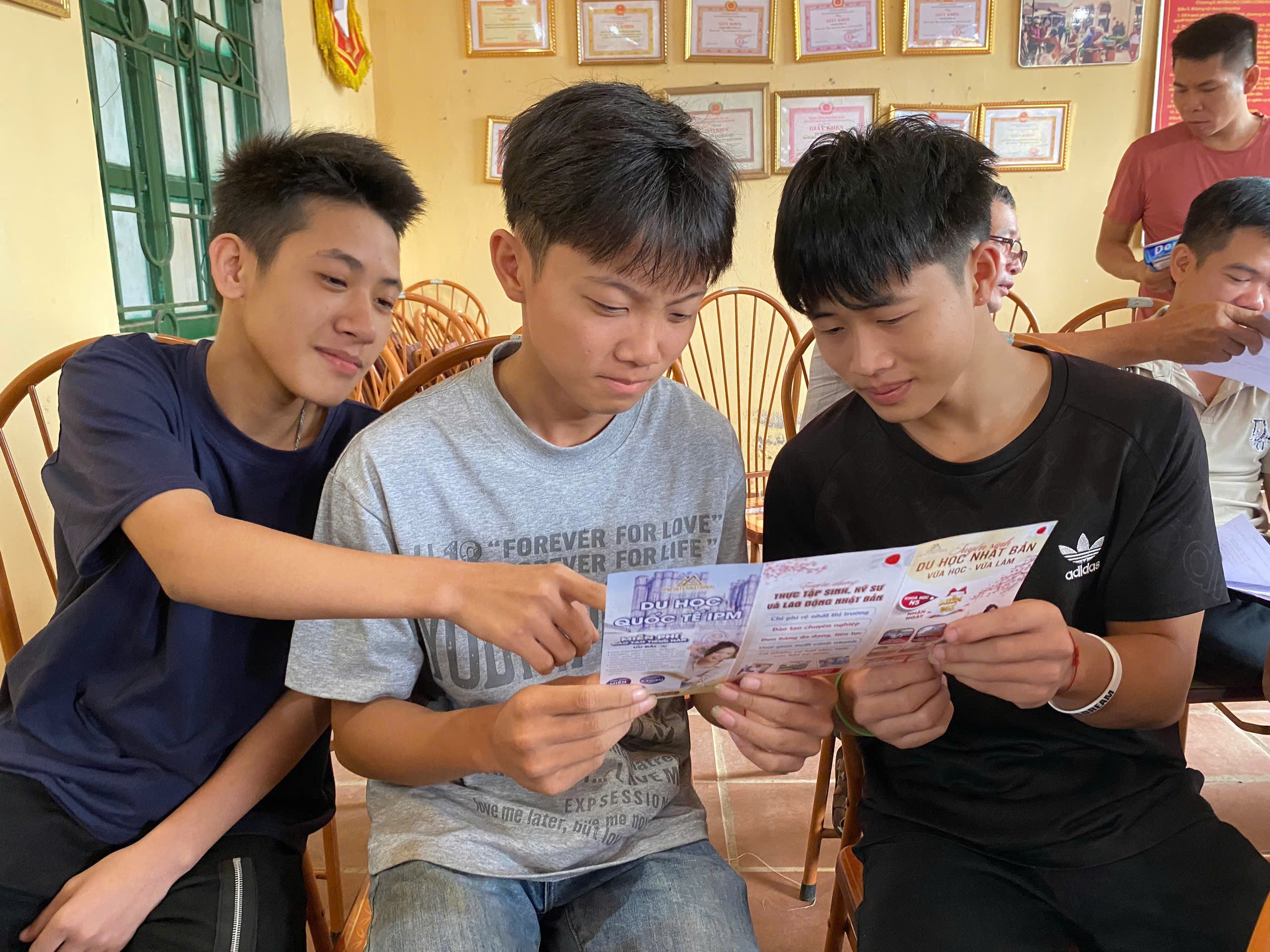 Học sinh tham gia tìm hiểu thông tin việc làm, xuất khẩu lao động để định hướng nghề nghiệp trong tương lai. z6932909662092-0801fc1a9d9b07a40d6a8b2e5fbf15b7.jpg