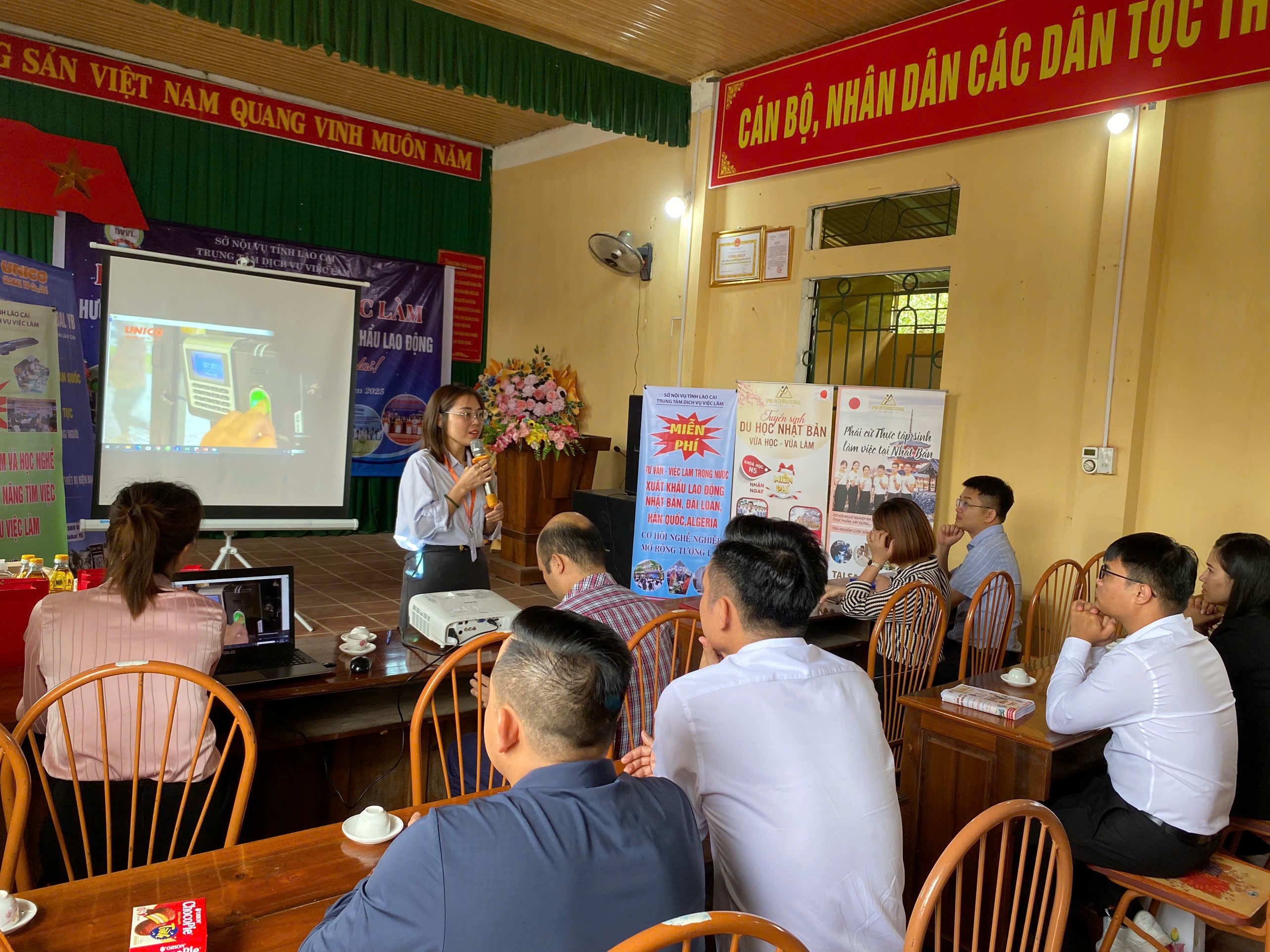 Đại diện doanh nghiệp trực tiếp tham gia phiên giao dịch tư vấn, giới thiệu các chương trình việc làm, xuất khẩu lao động cho người dân. z6932909678928-2e9f331c32ad07b6f23baa0551e21643.jpg
