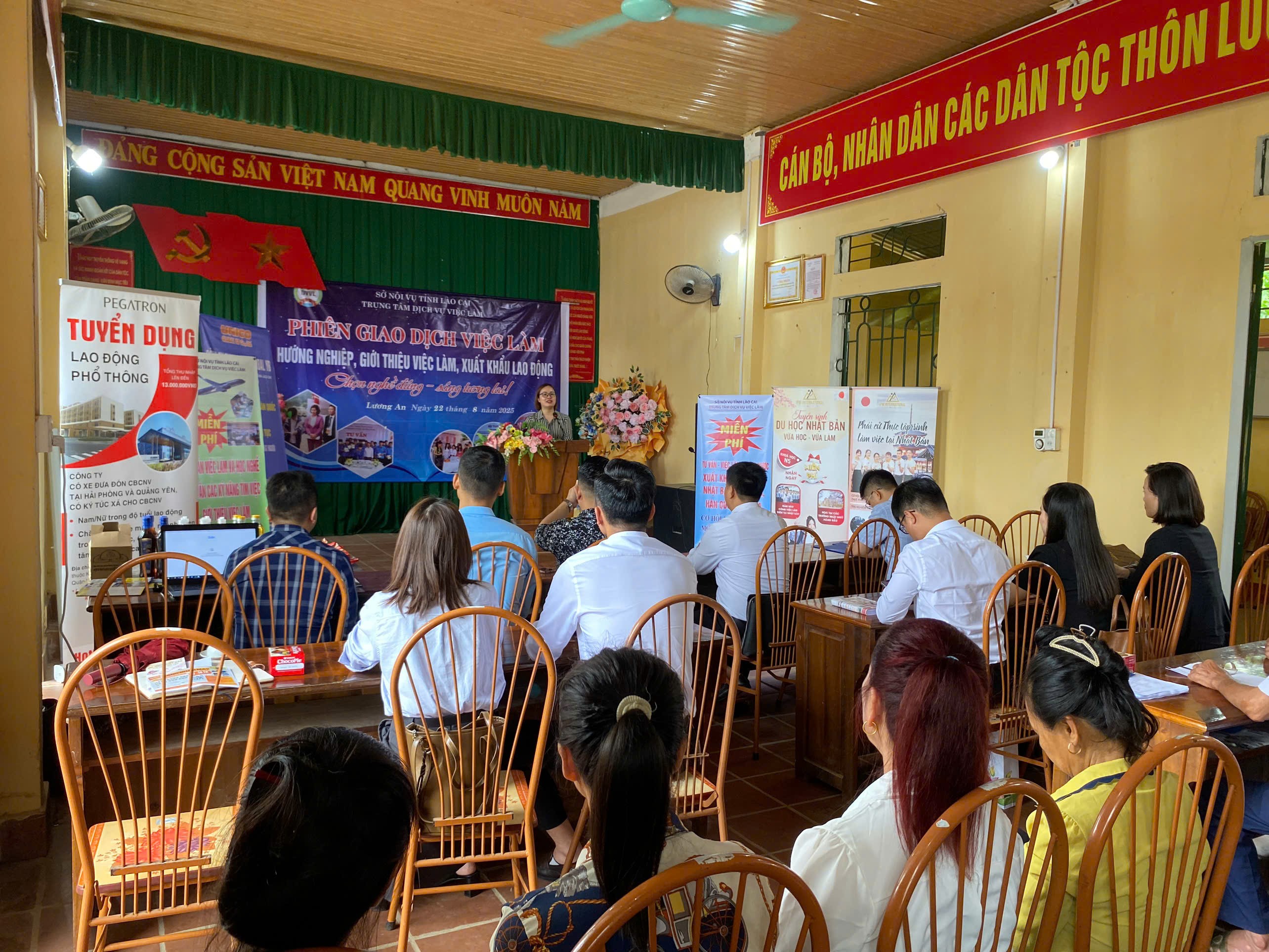 Quang cảnh phiên giao dịch việc làm lưu động. z6932909669155-292669aa5ad3d6d5056cd292f4c5e07c.jpg