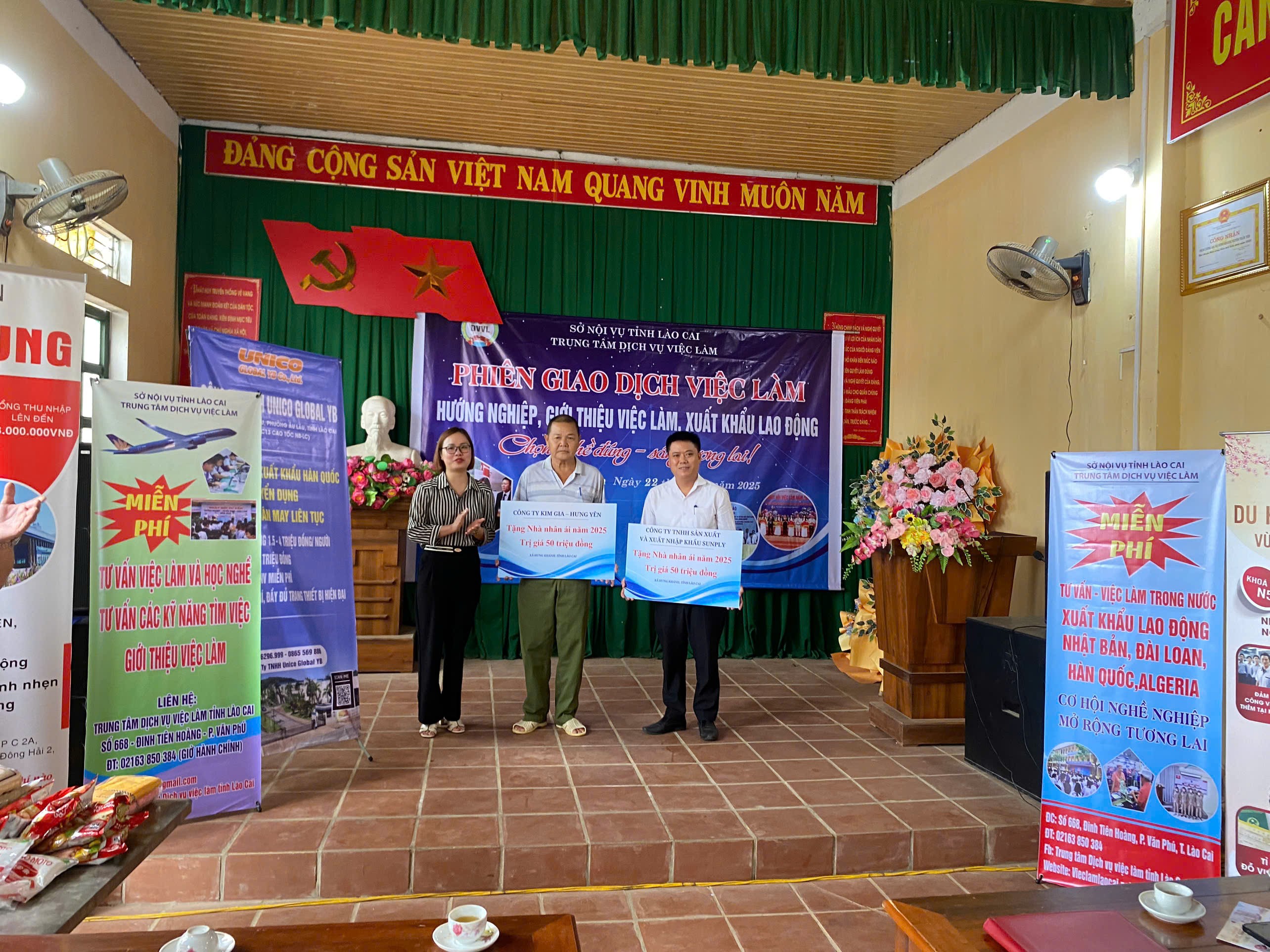Đại diện Trung tâm Dịch vụ việc làm tỉnh Lào Cai trao biển tượng trưng hỗ trợ xây dựng nhà cho hộ gia đình có hoàn cảnh khó khăn và lãnh đạo UBND xã Hưng Khánh. z6932909668900-1509b9d65259a3beb1475b167b84bf26.jpg