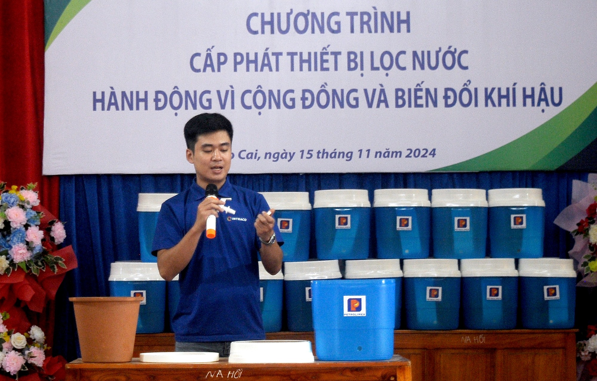 Cán bộ kỹ thuật của Công ty SIPCO hướng dẫn cách lắp đặt, cách sử dụng thiết bị lọc nước. nh15115.jpg