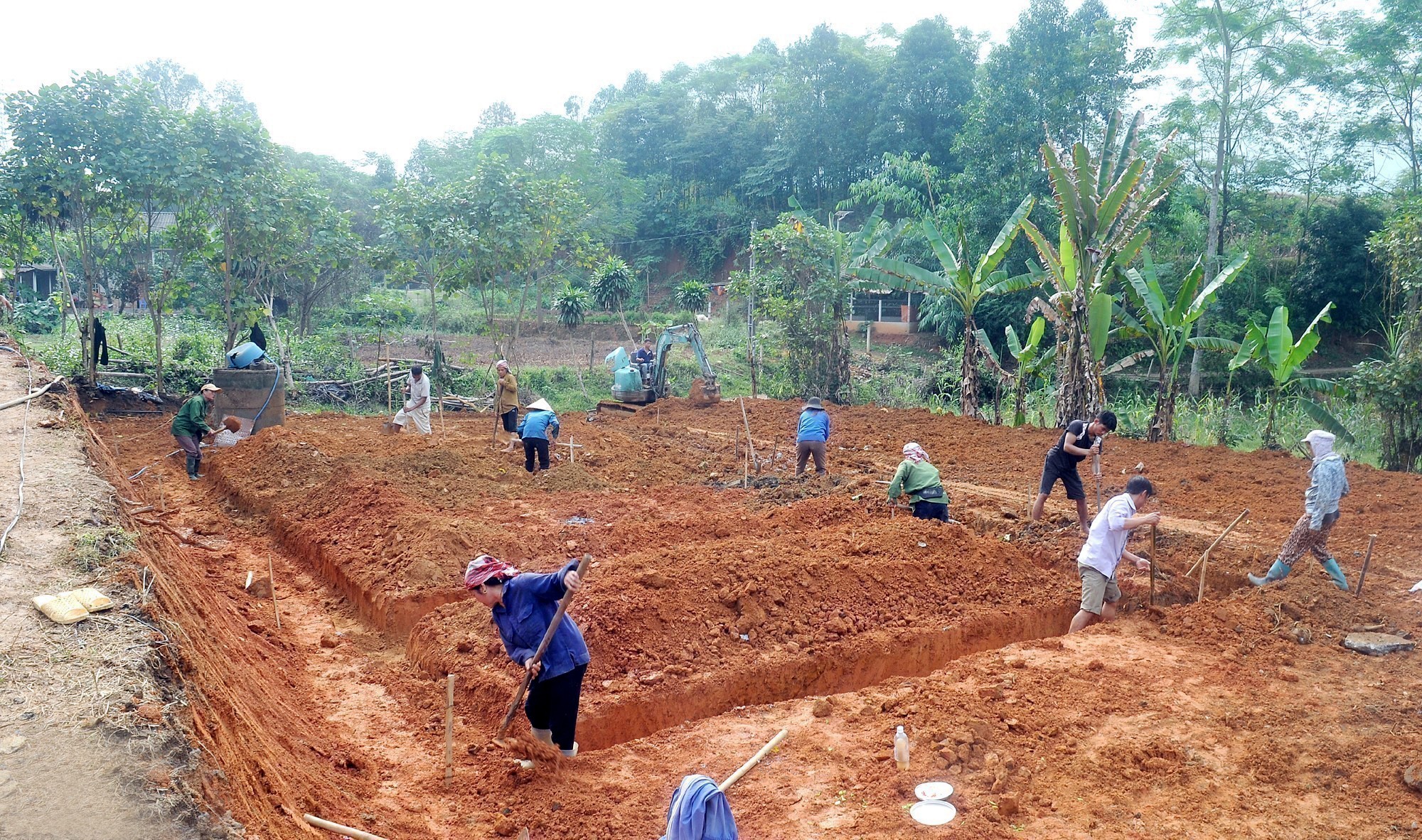 Bà con trong thôn đến đào móng nhà giúp gia đình chị Lù Thị M. kl5c.jpg