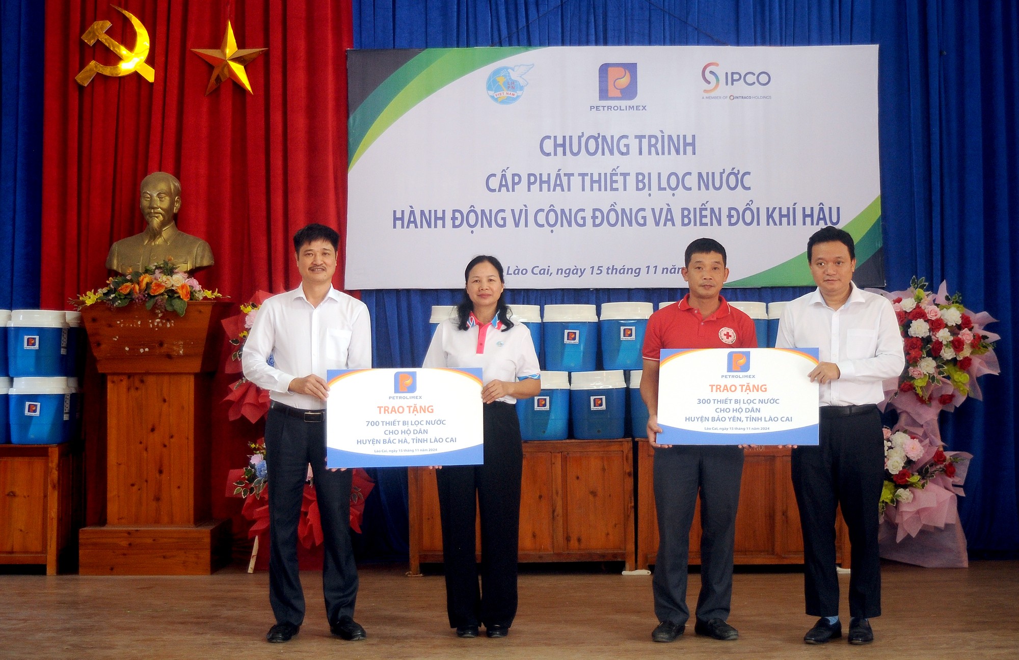 Ban Tổ chức chương trình trao tượng trưng bình lọc nước cho đại diện 2 huyện Bắc Hà và Bảo Yên. nh15114.jpg