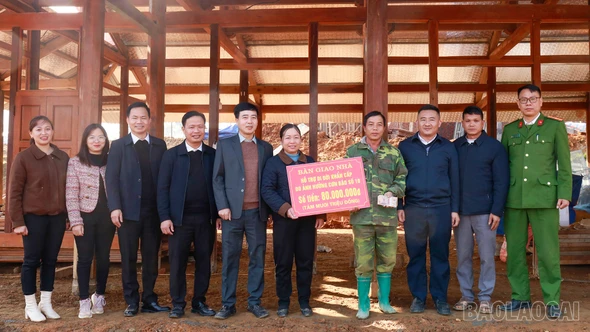 Xã Minh Lương: Bàn giao nhà ở cho các hộ phải di dời khẩn cấp do ảnh hưởng bởi hoàn lưu bão số 10