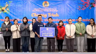 Nhiều phần quà Tết được trao cho đoàn viên công đoàn có hoàn cảnh khó khăn