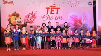 Đại diện Quỹ chạm yêu thương trao tặng áo ấm cho học sinh Trường Phổ thông dân tộc bán trú Tiểu học và Trung học cơ sở Pá Lau.