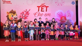 Đại diện Quỹ chạm yêu thương trao tặng áo ấm cho học sinh Trường Phổ thông dân tộc bán trú Tiểu học và Trung học cơ sở Pá Lau.