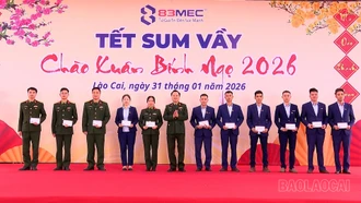 Lãnh đạo Nhà máy Z183 trao quà Tết cho cán bộ, công nhân, người lao động.