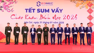 Lãnh đạo Nhà máy Z183 trao quà Tết cho cán bộ, công nhân, người lao động.