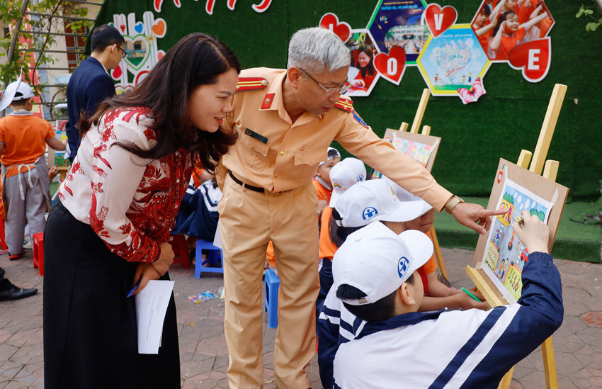 Hội thi vẽ tranh “Thiếu nhi Lào Cai với an toàn giao thông” ảnh 3
