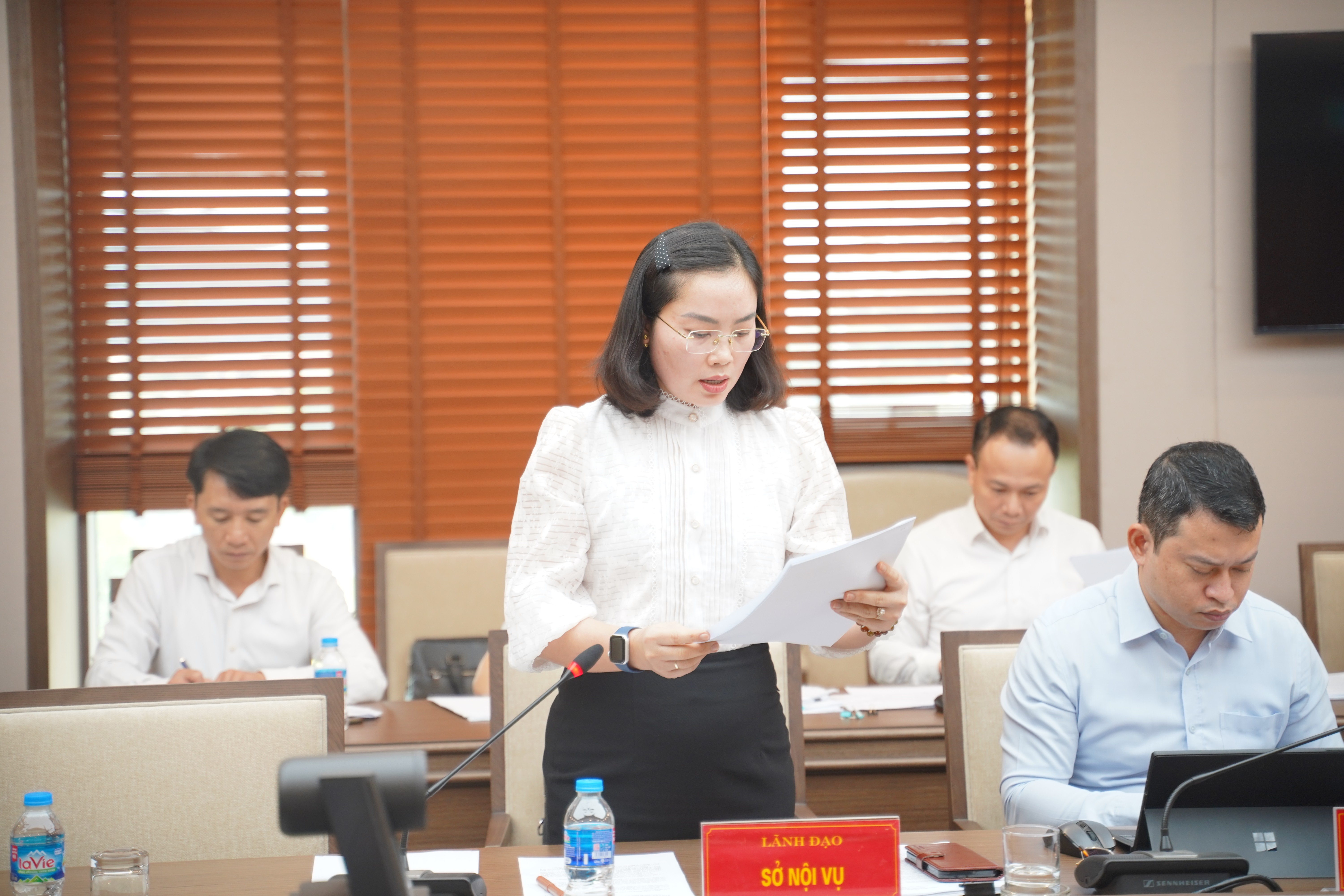 Lãnh đạo Sở Nội vụ báo cáo danh sách đề nghị khen thưởng. dsc00859.jpg