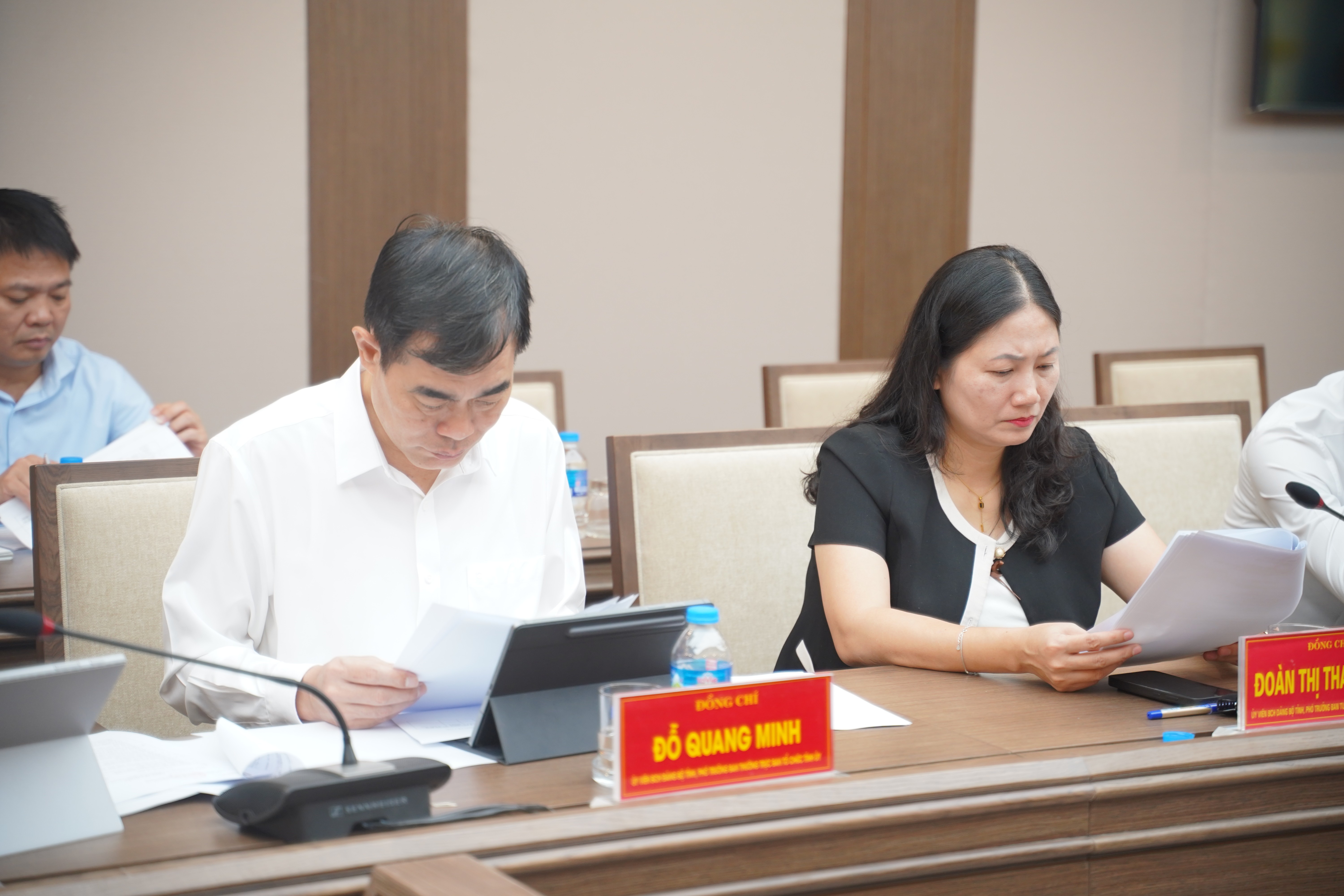 Các thành viên Hội đồng xem xét hồ sơ đề nghị khen thưởng. dsc00868.jpg