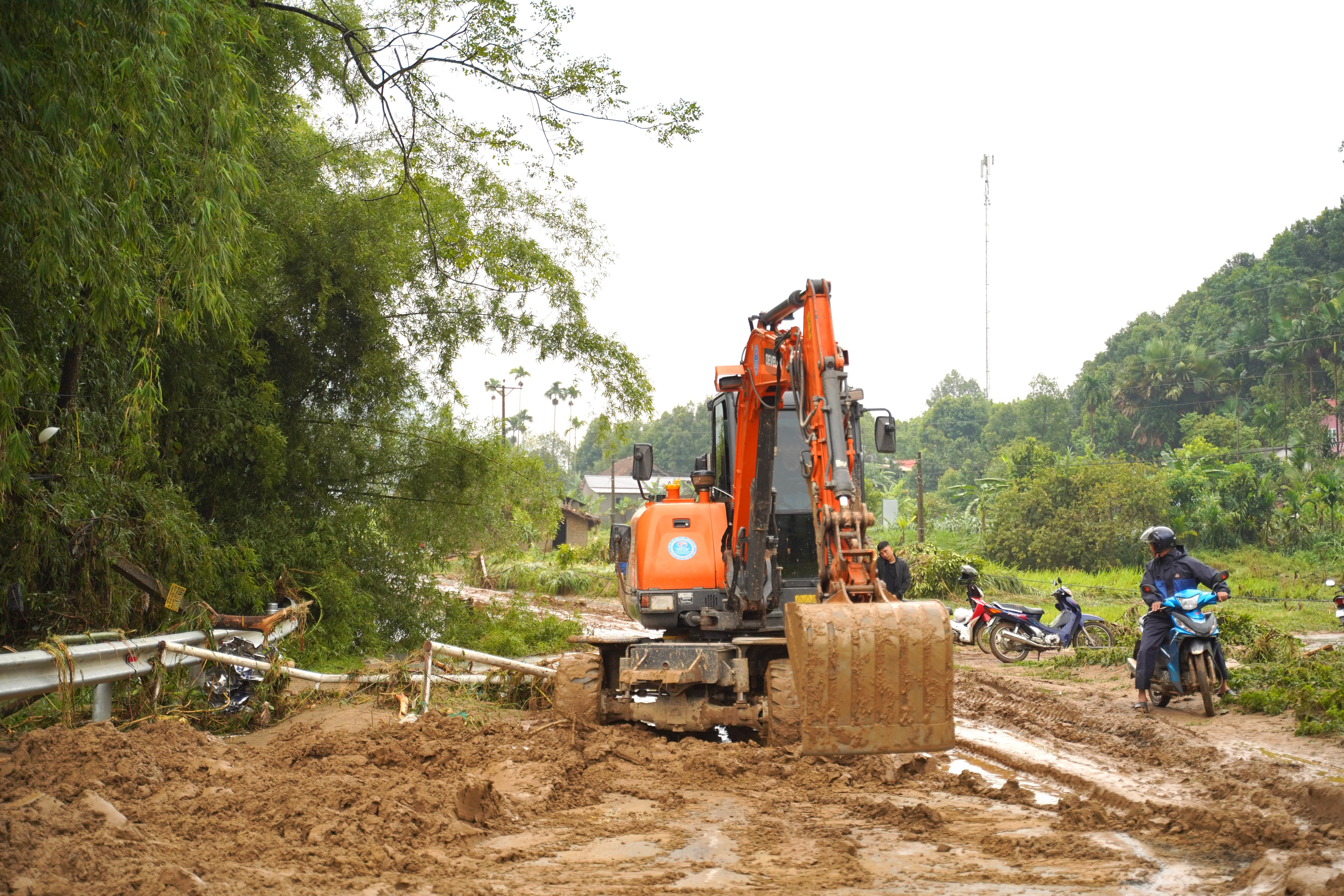 Sở Xây Dựng khắc phục bùn đất do lũ quét trên Tỉnh lộ 172, đoạn qua xã Việt Hồng. dsc00146.jpg