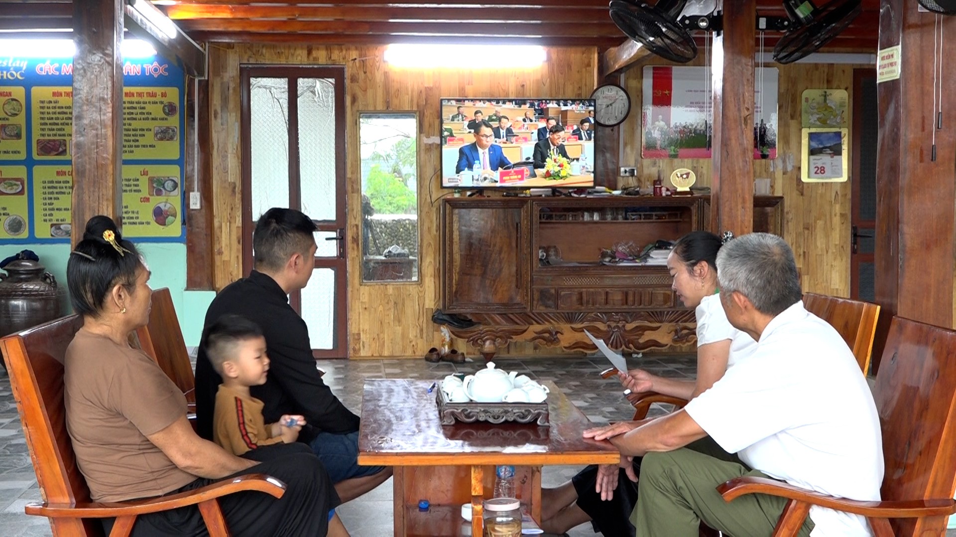 Người dân theo dõi phiên khai mạc đại hội qua sóng truyền hình của Báo và Phát thanh, Truyền hình Lào Cai. sequence-2100-02-59-22still002.jpg