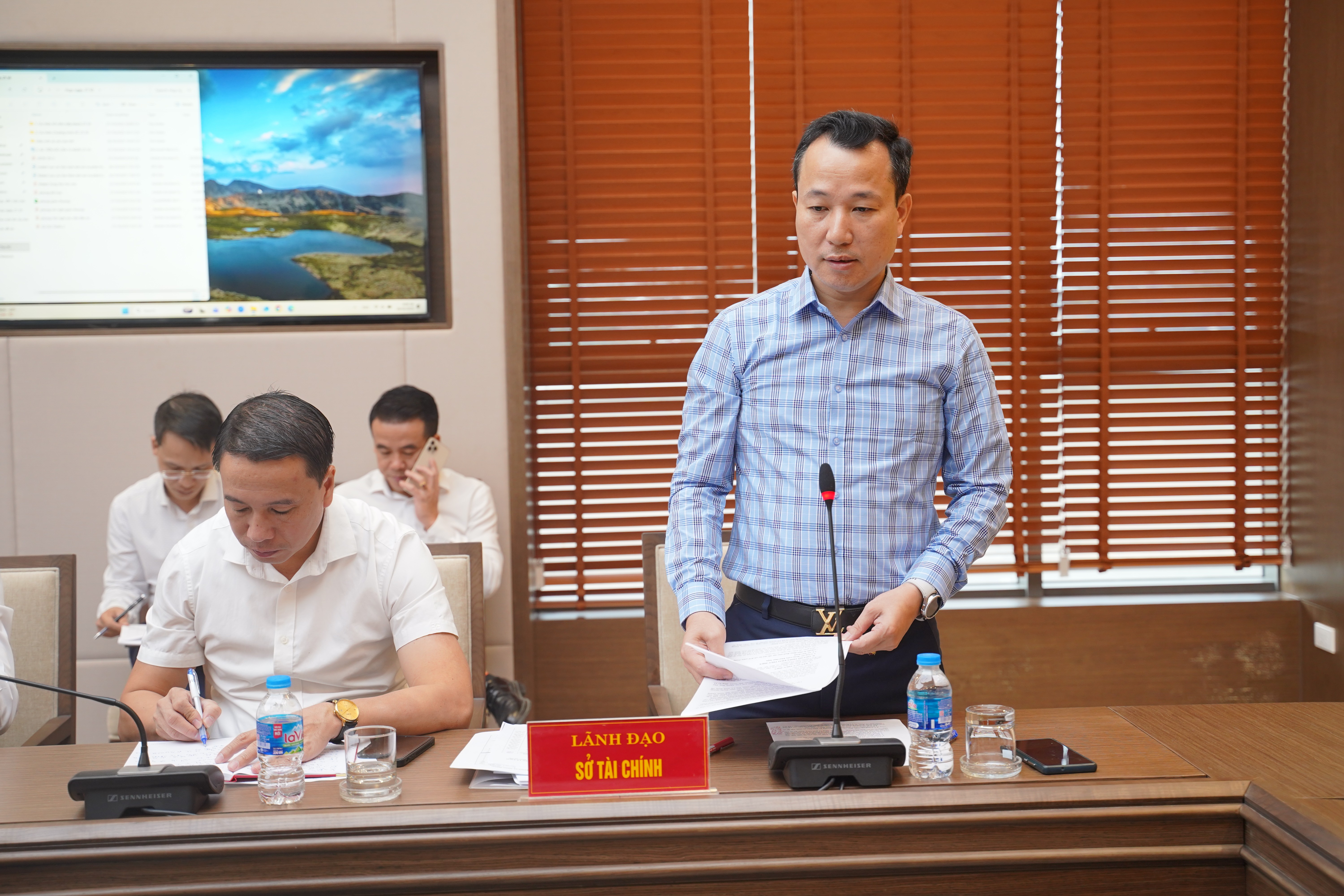 Lãnh đạo Sở Tài chính báo cáo tiến độ chuẩn bị hội chợ. dsc00813.jpg