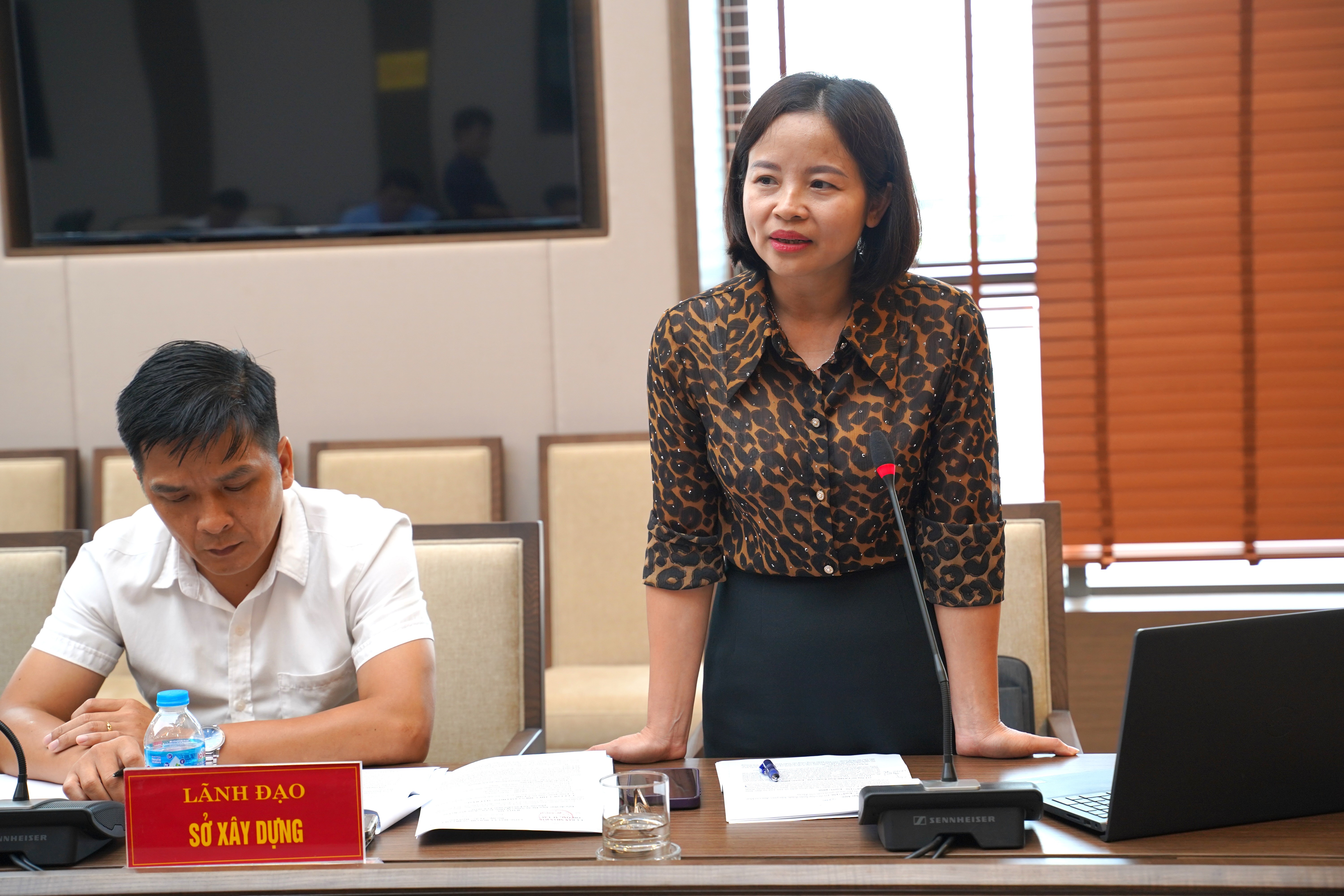 Bà Nguyễn Thị Lâm Tuyết, Phó Giám đốc Sở Xây dựng báo cáo tại hội nghị. dsc09832.jpg
