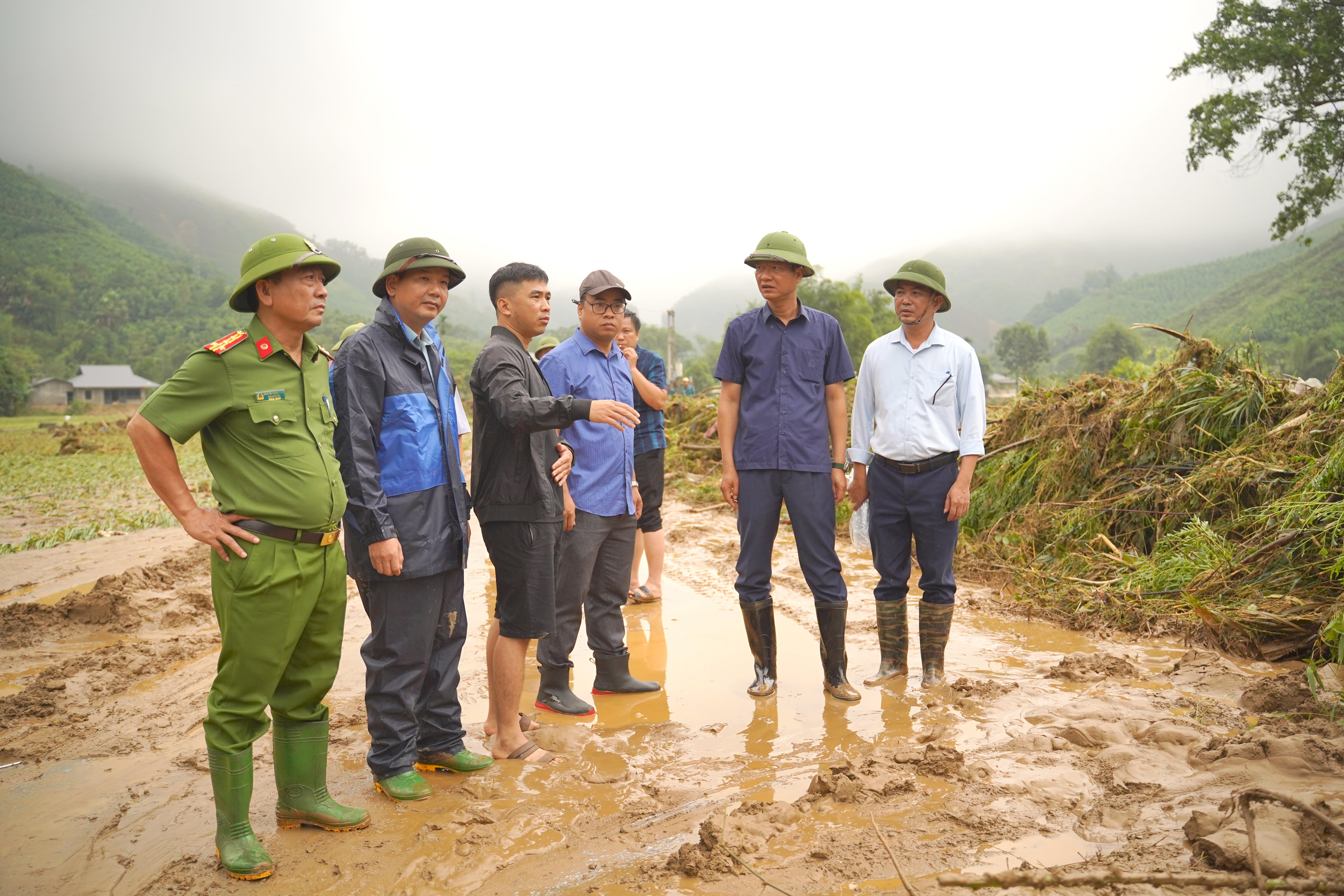 Phó Chủ tịch Thường trực UBND tỉnh chỉ đạo khắc phục lũ quét tại xã Việt Hồng dsc00152.jpg