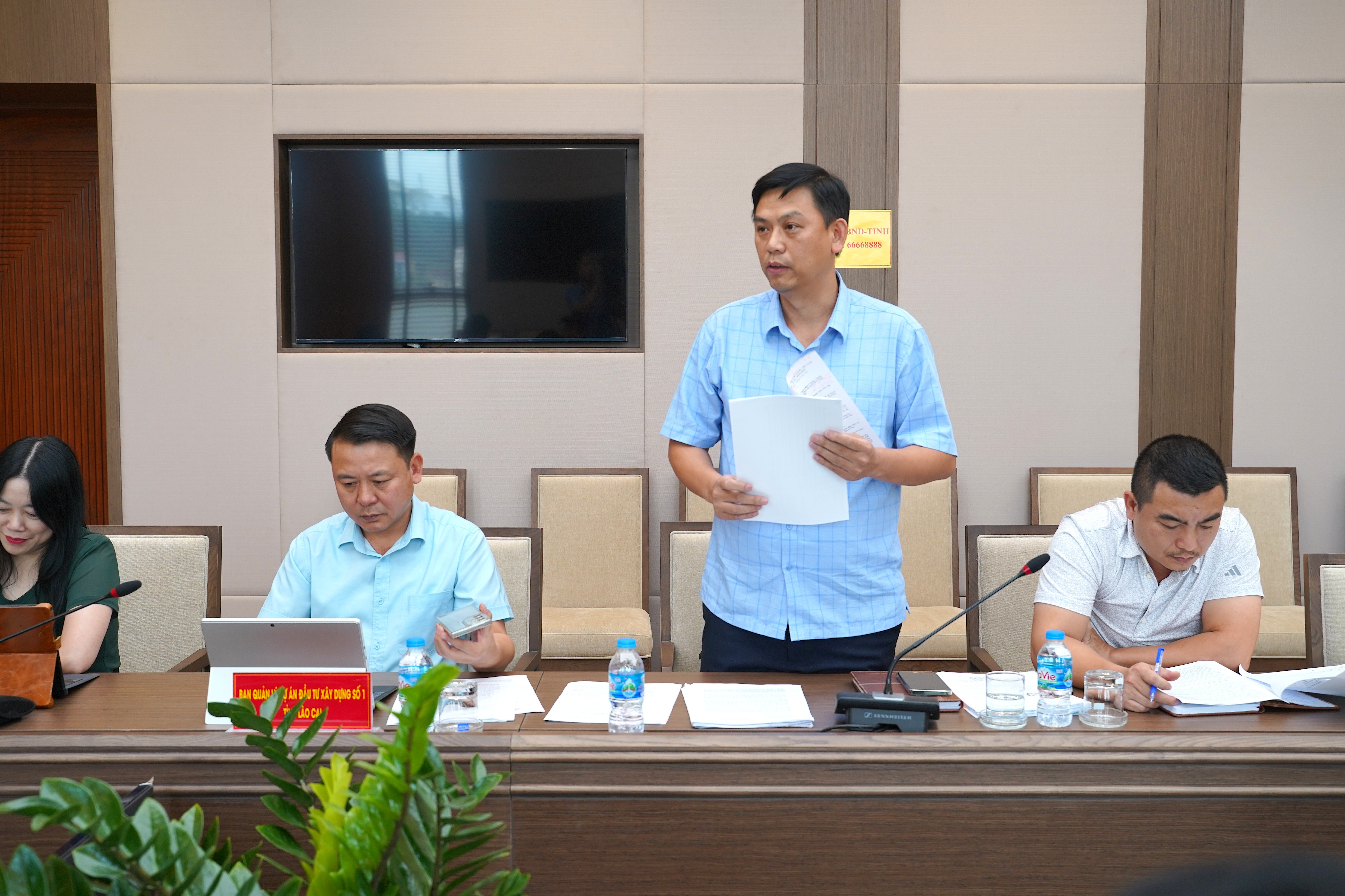 Ông Nông Văn Hiến, Phó Ban Quản lý dự án đầu tư xây dựng số 1 báo cáo tiến độ dự án. nong-van-hien.jpg