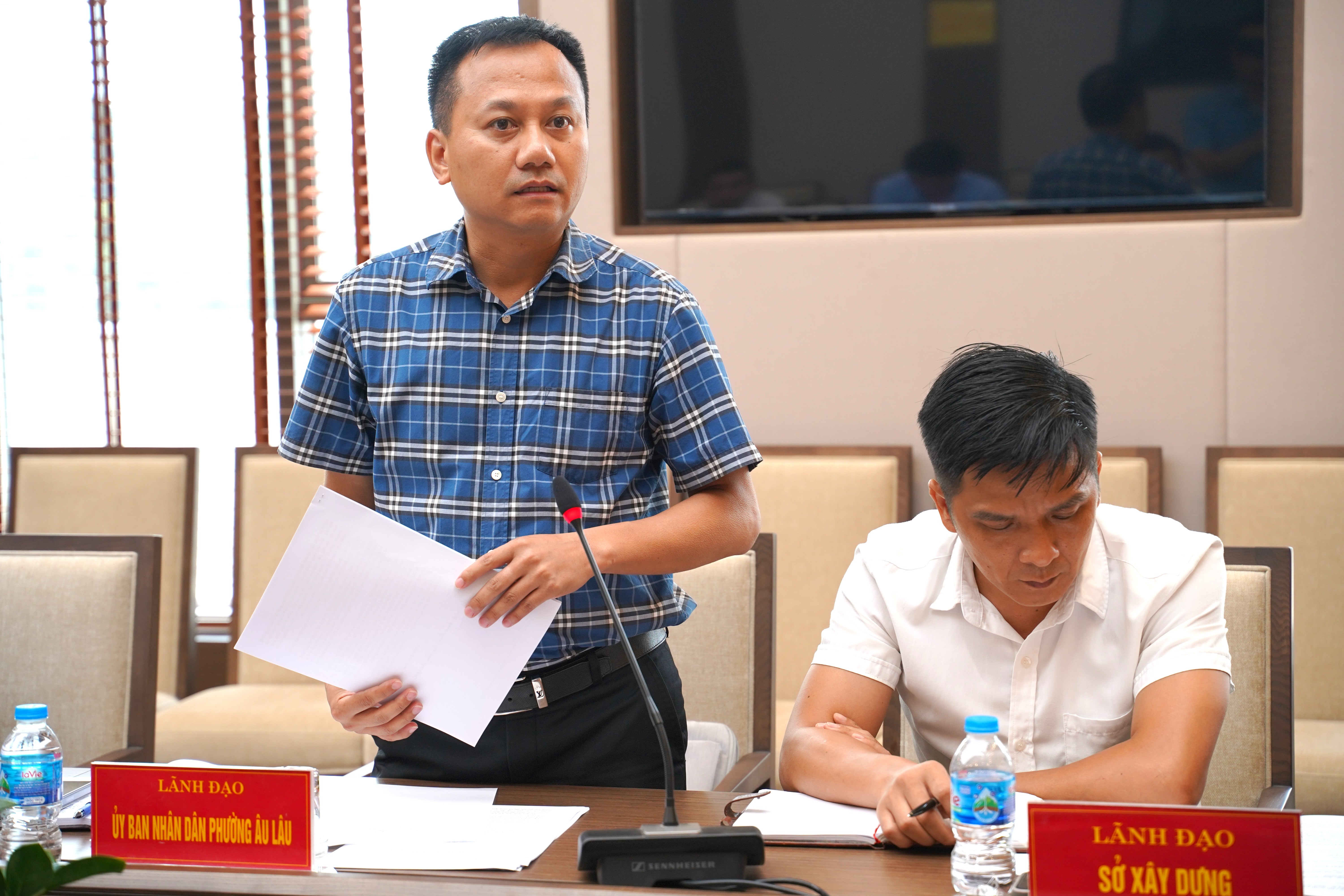 Ông Phạm Tiến Dũng, Chủ tịch phường Âu Lâu báo cáo tiến độ giải phóng mặt bằng dự án. pham-tien-dung-chu-tich-phuong-au-lau.jpg