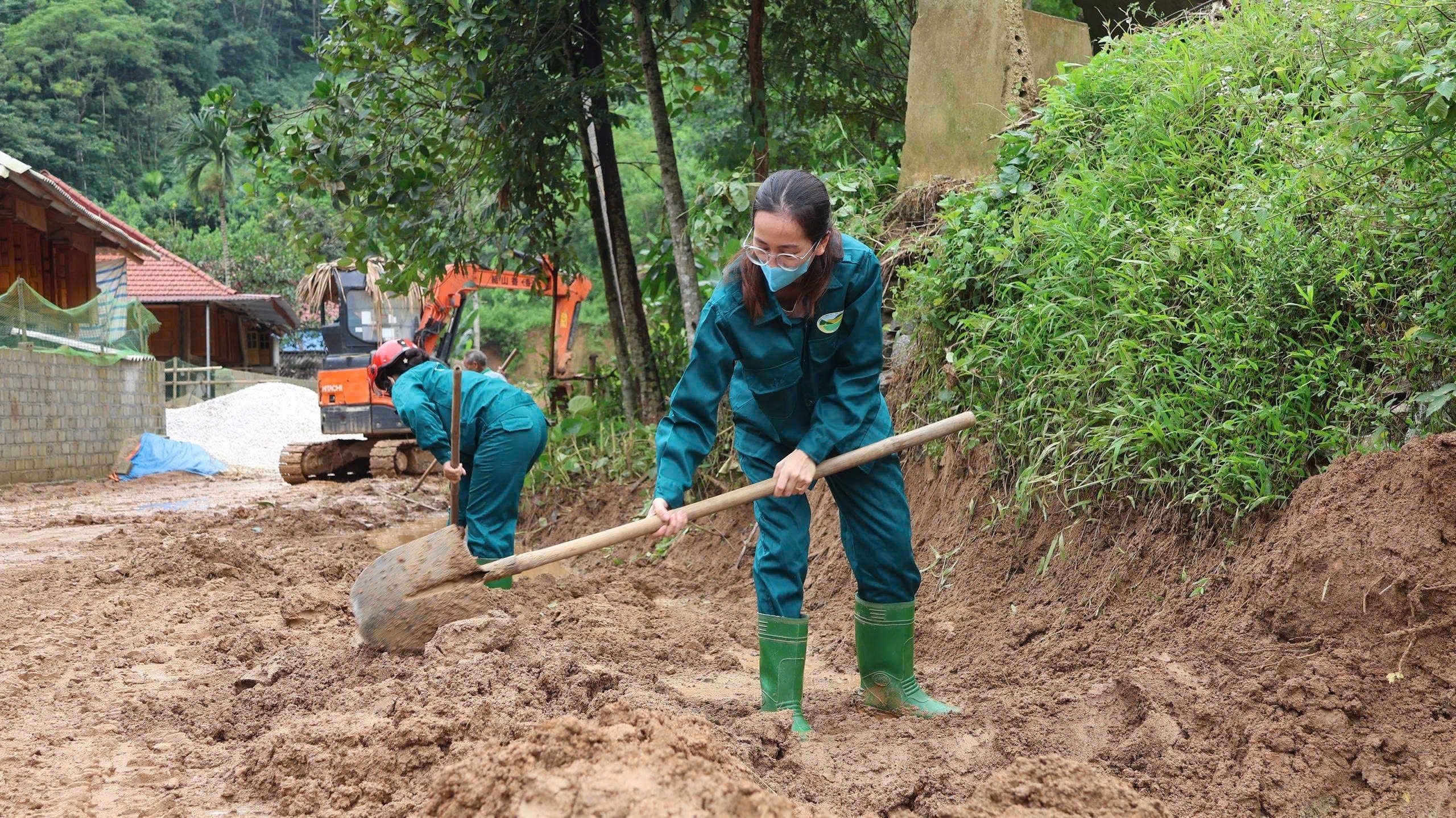 công nhân Công ty TNHH MTV Tân Phú khắc phục tại công trình thuỷ lợi hồ Làng Át, xã Lục Yên img-1744.jpg