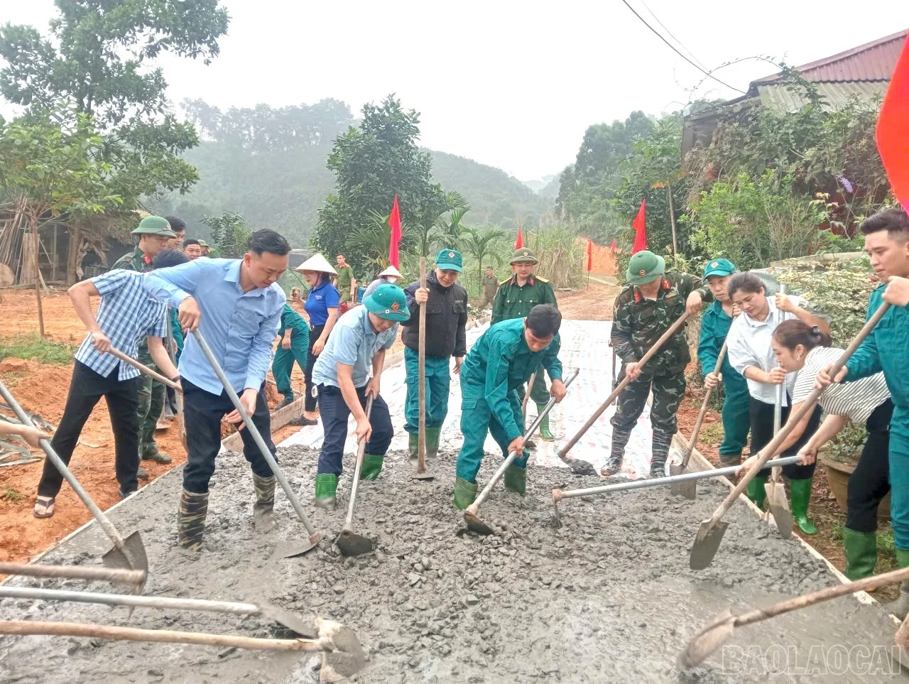 Các đồng chí lãnh đạo tỉnh và xã Việt Hồng cùng Nhân dân tham gia khởi công, hưởng ứng phong trào làm đường giao thông nông thôn tại thôn 3A.