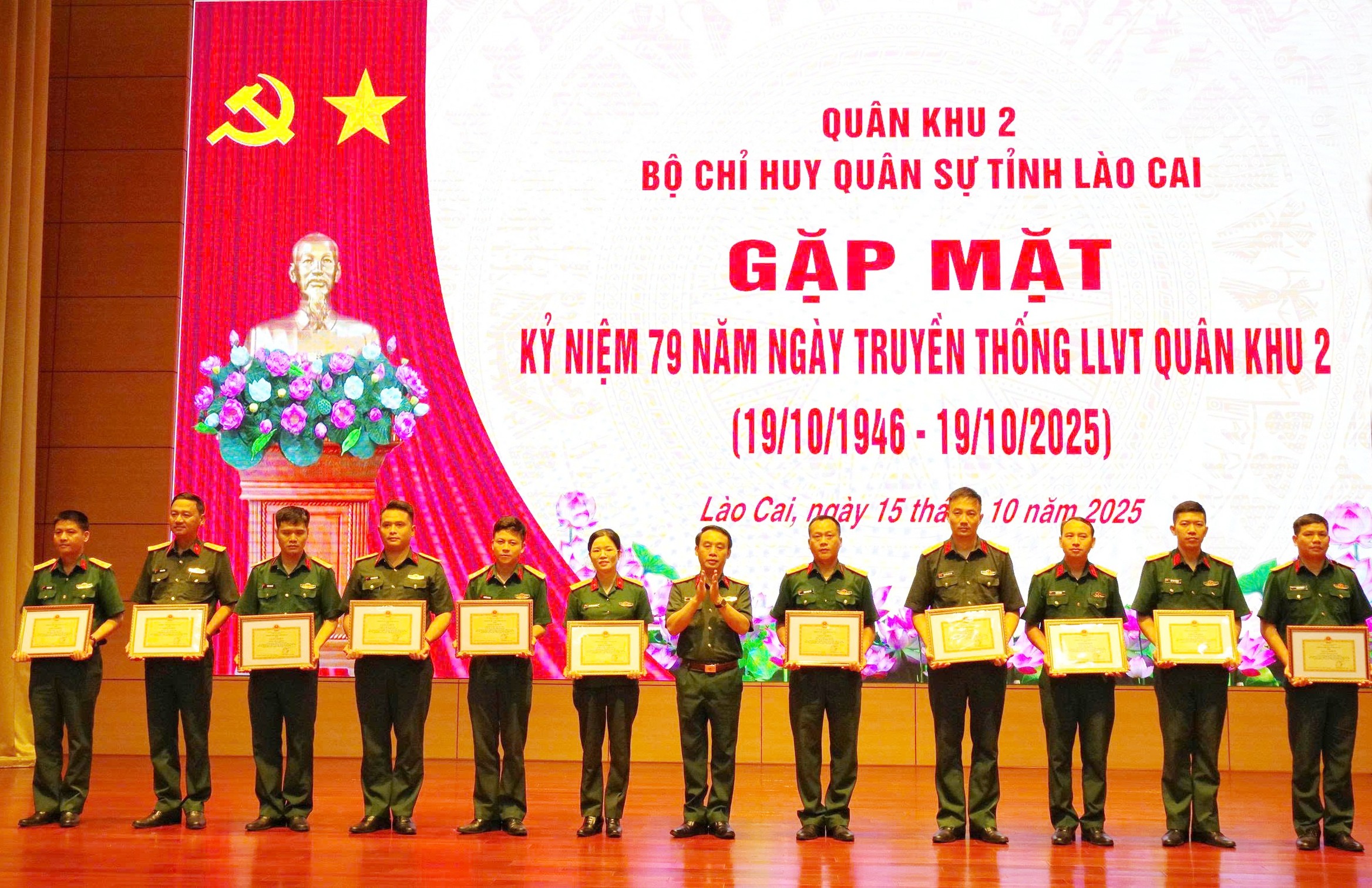 Đại tá Đặng Hồng Hải - Phó Chính ủy Bộ CHQS tỉnh trao thưởng cho các cá nhân có thành tích xuất sắc trong đợt thi đua cao điểm “Phất cao cờ hồng tháng Tám - thi đua giành 3 nhất”. image-1-1509.jpg