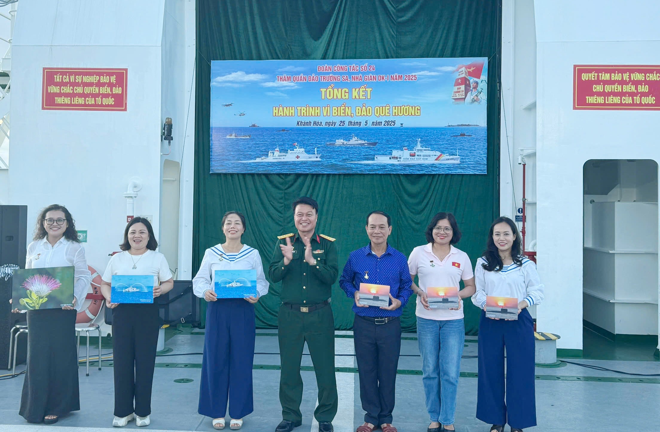Trao giải cho các đội tham gia hoạt động văn nghệ, thi cắm hoa, tìm hiểu chủ quyền biển đảo. z6642055256712-2161674c5f01233b5e085c00901a4166.jpg