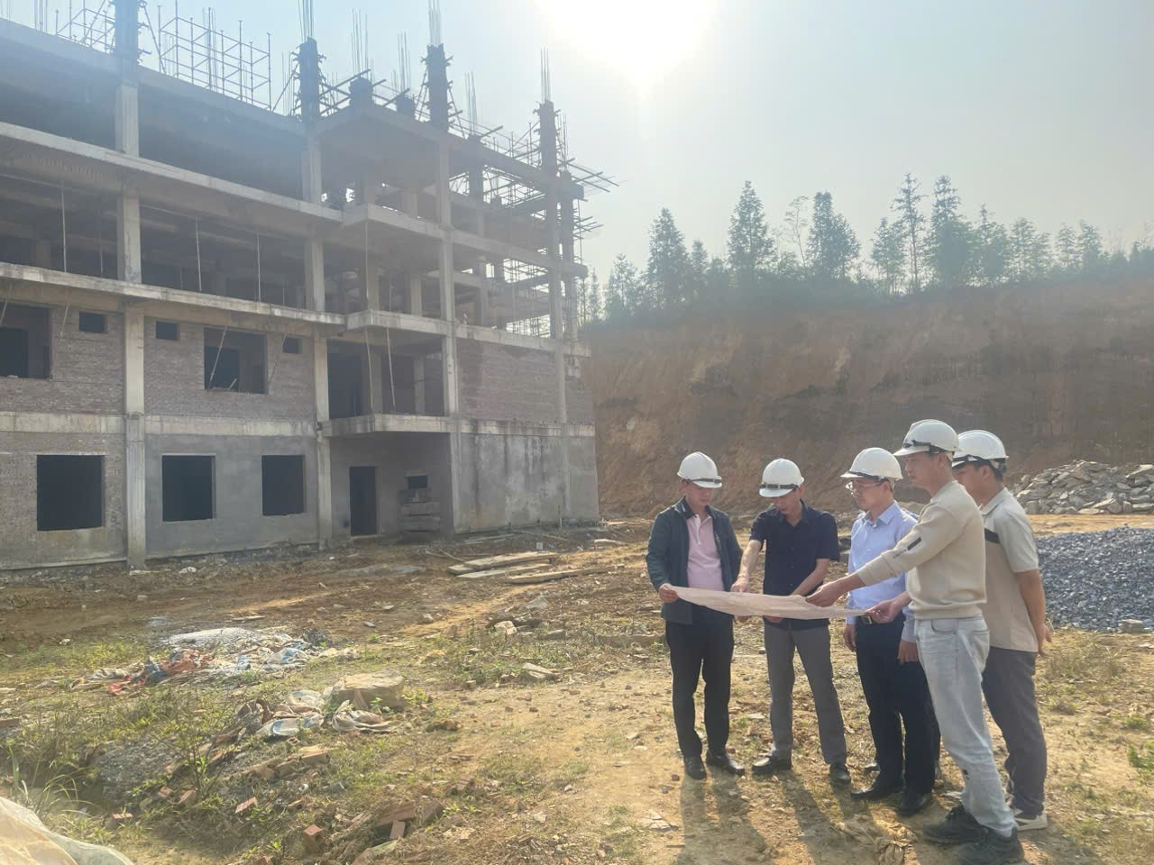 Bí thư Huyện uỷ Bắc Hà Nguyễn Duy Hoà kiểm tra tiến độ thi công một số dự án trọng điểm trên địa bàn. z6645532477632-b6e2949ed912d0e7c9e3b2ff4c738395.jpg