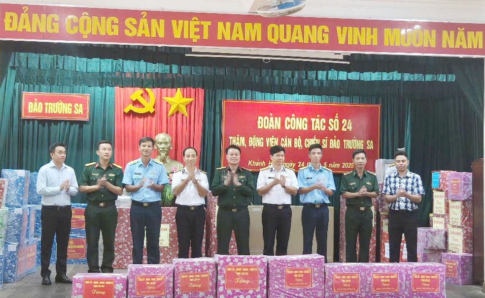 Đoàn công tác số 24 tặng quà đảo Trường Sa. z6640621187652-613b23e953d1db724e45baa5ff33a630.jpg