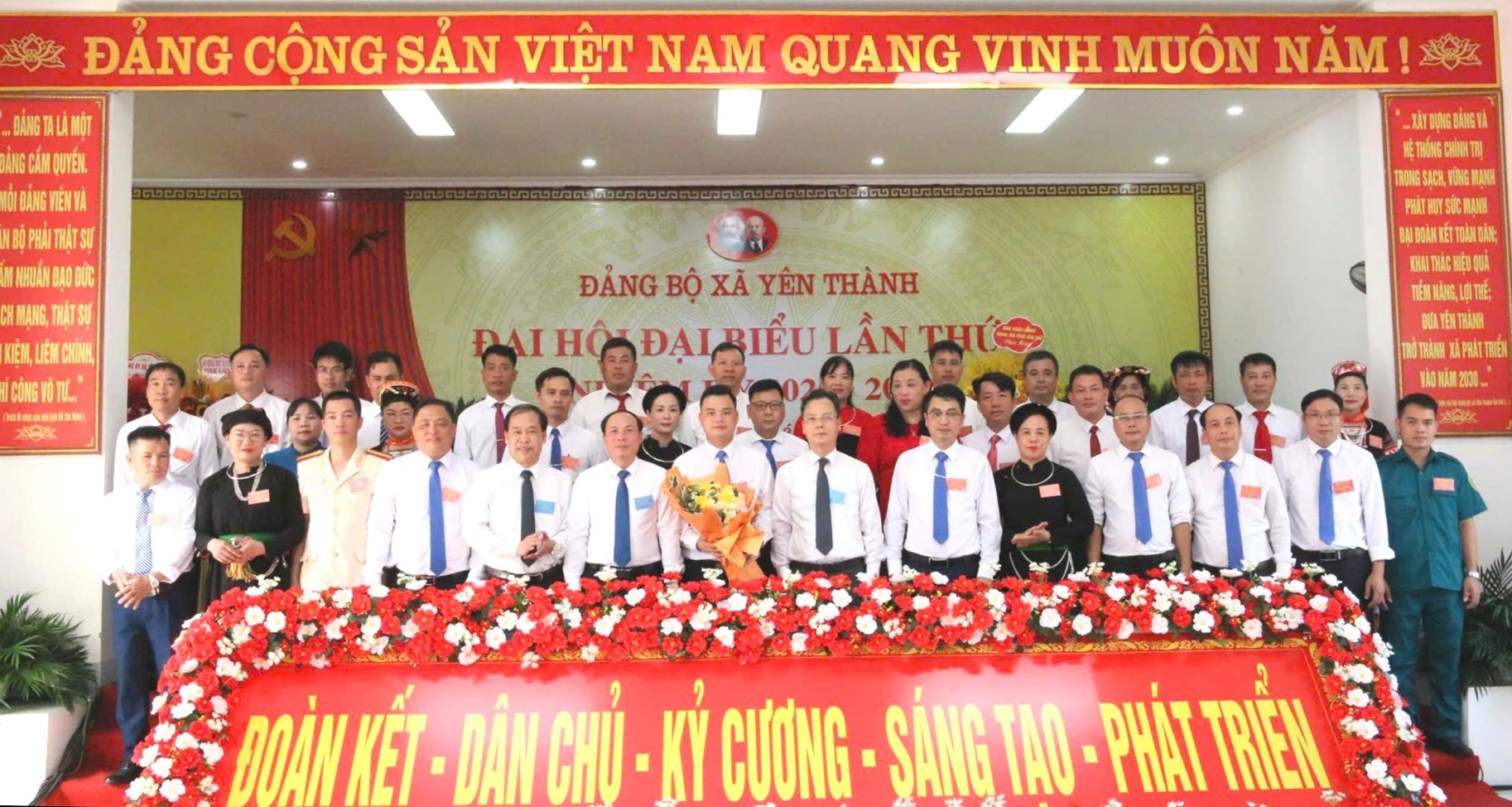 Đồng chí Nguyễn Thành Sinh - Phó Chủ tịch UBND tỉnh tặng hoa chúc mừng Ban Chấp hành Đảng bộ xã Yên Thành, nhiệm kỳ 2025 - 2030. z6896219910793-1b6e2cff84b60ac40a3fb1f0ca6180ee-3071.jpg
