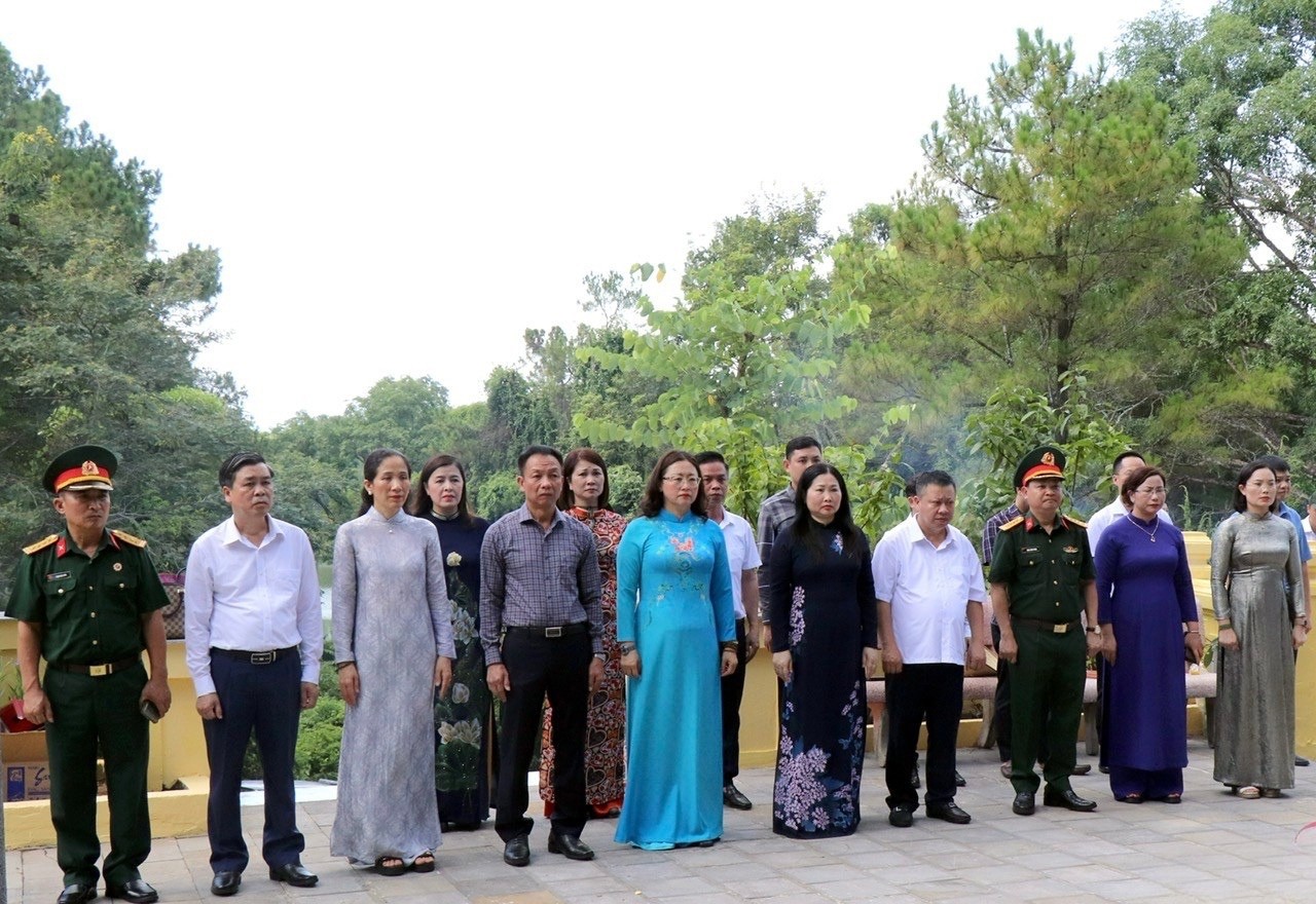 Đoàn Đại biểu tỉnh Lào Cai đặt vòng hoa, dâng hương tại bia tưởng niệm liệt sỹ và phần mộ các anh hùng liệt sỹ tỉnh Lào Cai tại Nghĩa trang Trường Sơn. 01f8c766-ee23-487b-8b9b-01d8ad7294d8.jpg