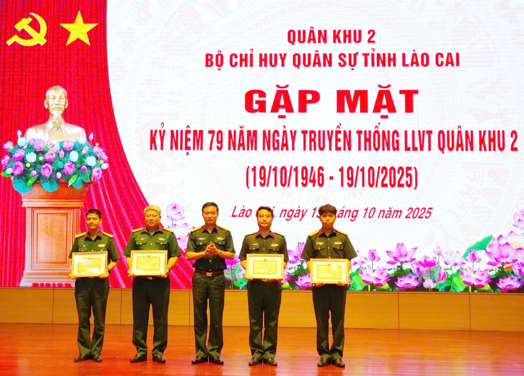 Đại tá Nguyễn Đức Cương - Phó Bí thư Thường trực Đảng ủy Quân sự tỉnh, Chính ủy Bộ CHQS tỉnh trao thưởng cho đại diện các tập thể, cá nhân có thành tích xuất sắc trong đợt thi đua cao điểm “Phất cao cờ hồng tháng Tám - thi đua giành 3 nhất”. image-2.jpg