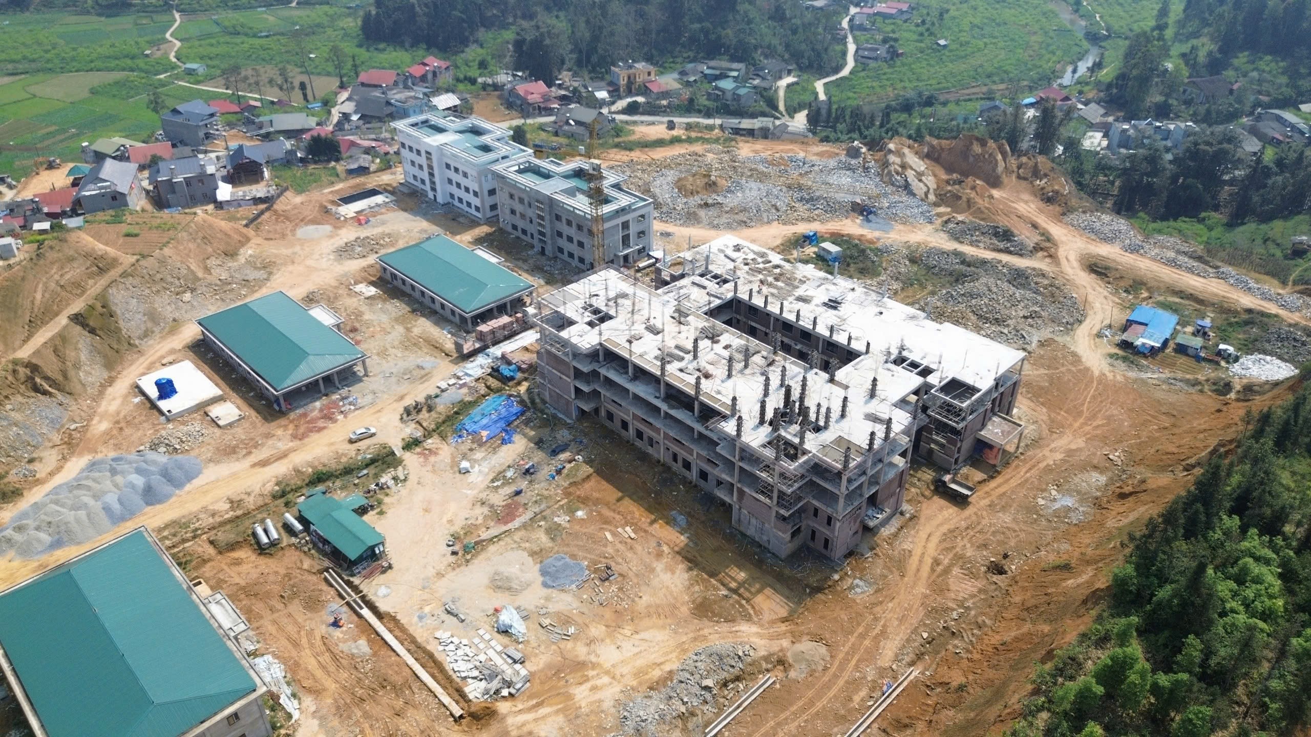 Nhiều công trình trọng điểm được đầu tư trên địa bàn huyện. z6645532789043-4e0418160fd9a848c11a99fd8c2d38bc.jpg