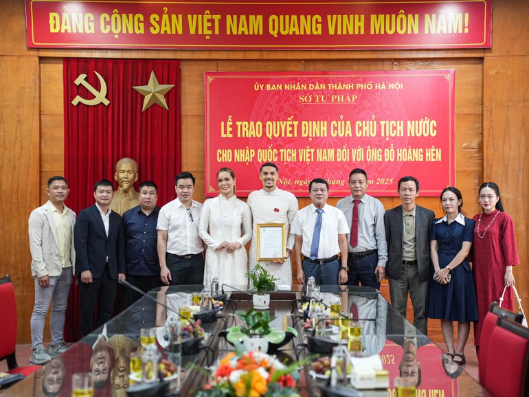 Các đại biểu cùng gia đình cầu thủ Đỗ Hoàng Hên tại buổi lễ. image-3-5245.jpg