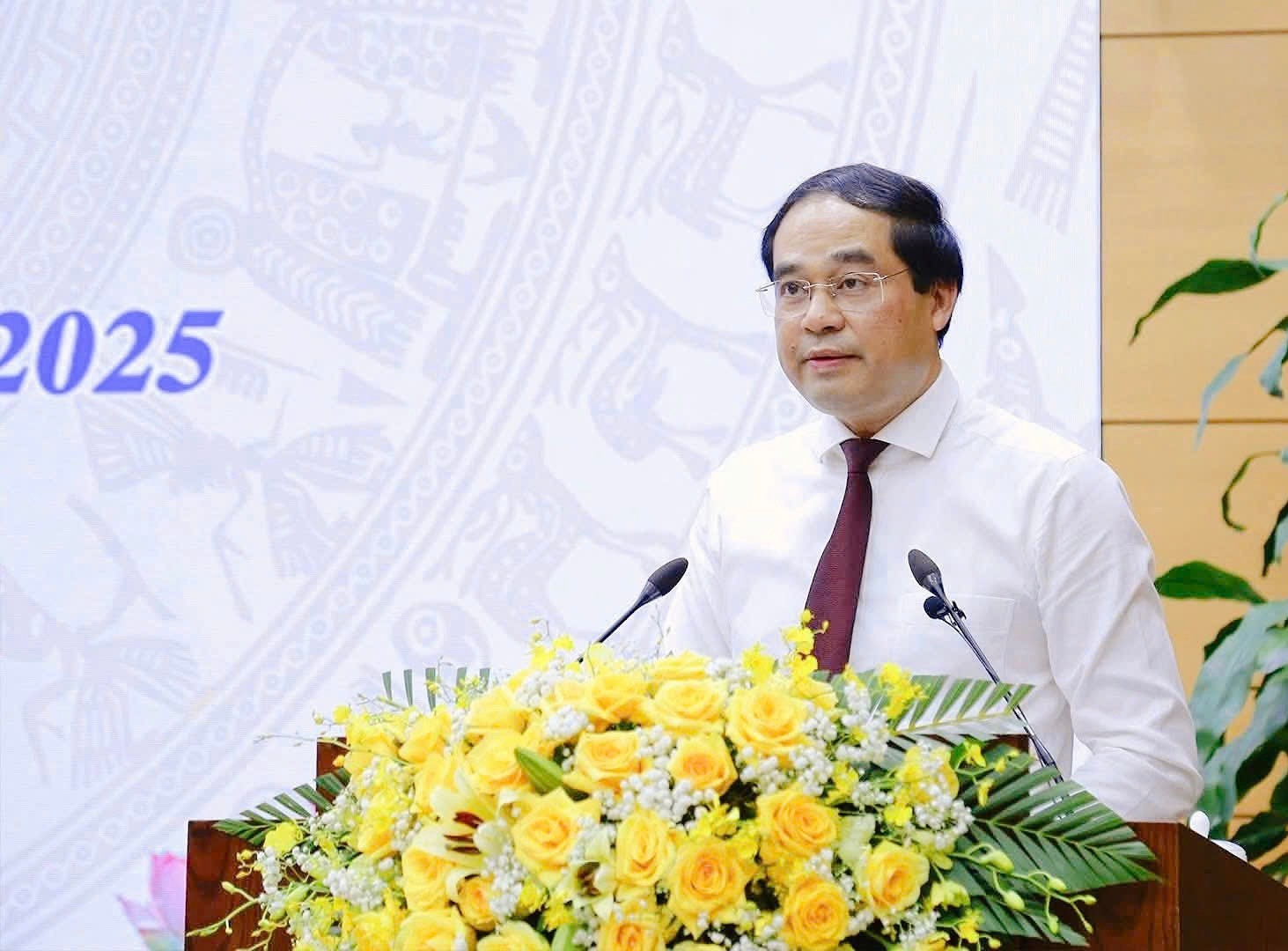 Đồng chí Trịnh Xuân Trường, Bí thư Tỉnh ủy, Chủ tịch HĐND tỉnh phát biểu tại hội nghị. 5dabbfb3-6624-4f71-b7fb-e74cf3b53621.jpg