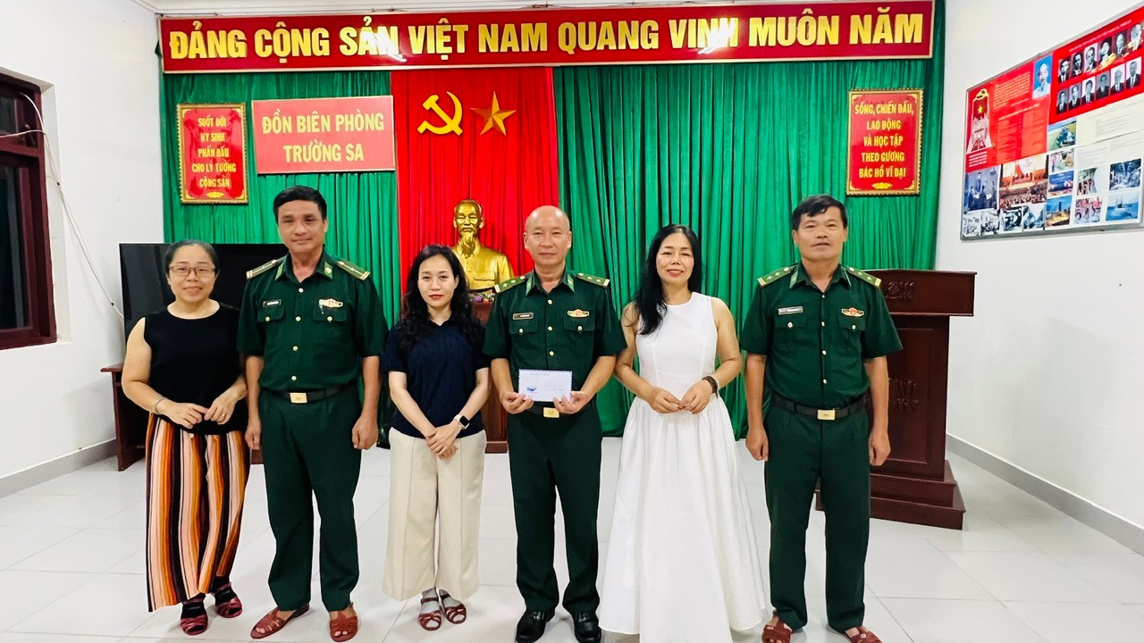 Tặng quà Đồn Biên phòng Trường Sa. z6640715077020-425c94c8da5a6b2cf126561cebdfca77.jpg
