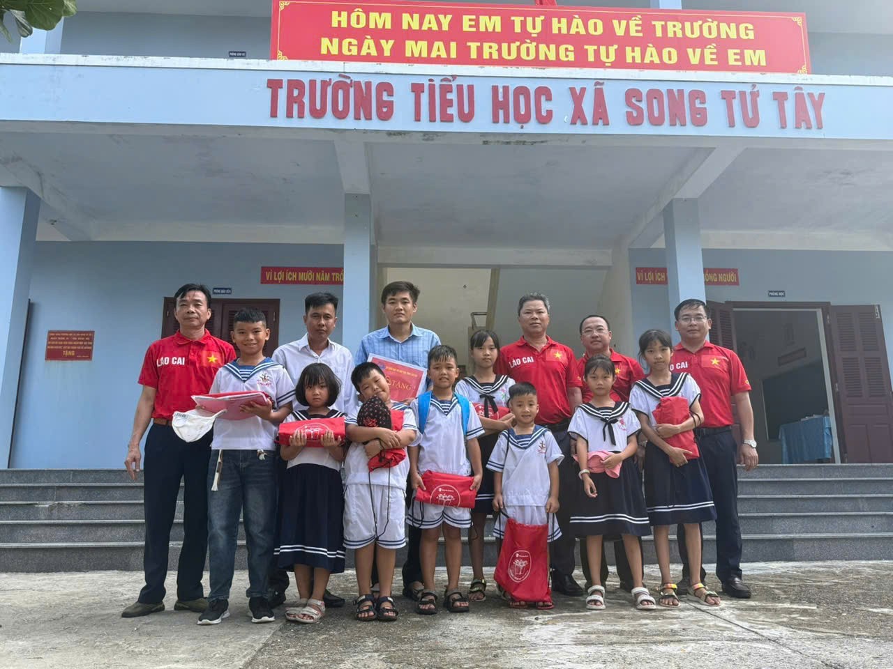 Tặng quà thầy và trò Trường Tiểu học xã Song Tử Tây. z6640614839939-635402a653acc4f9a9c194f11cd5721c.jpg
