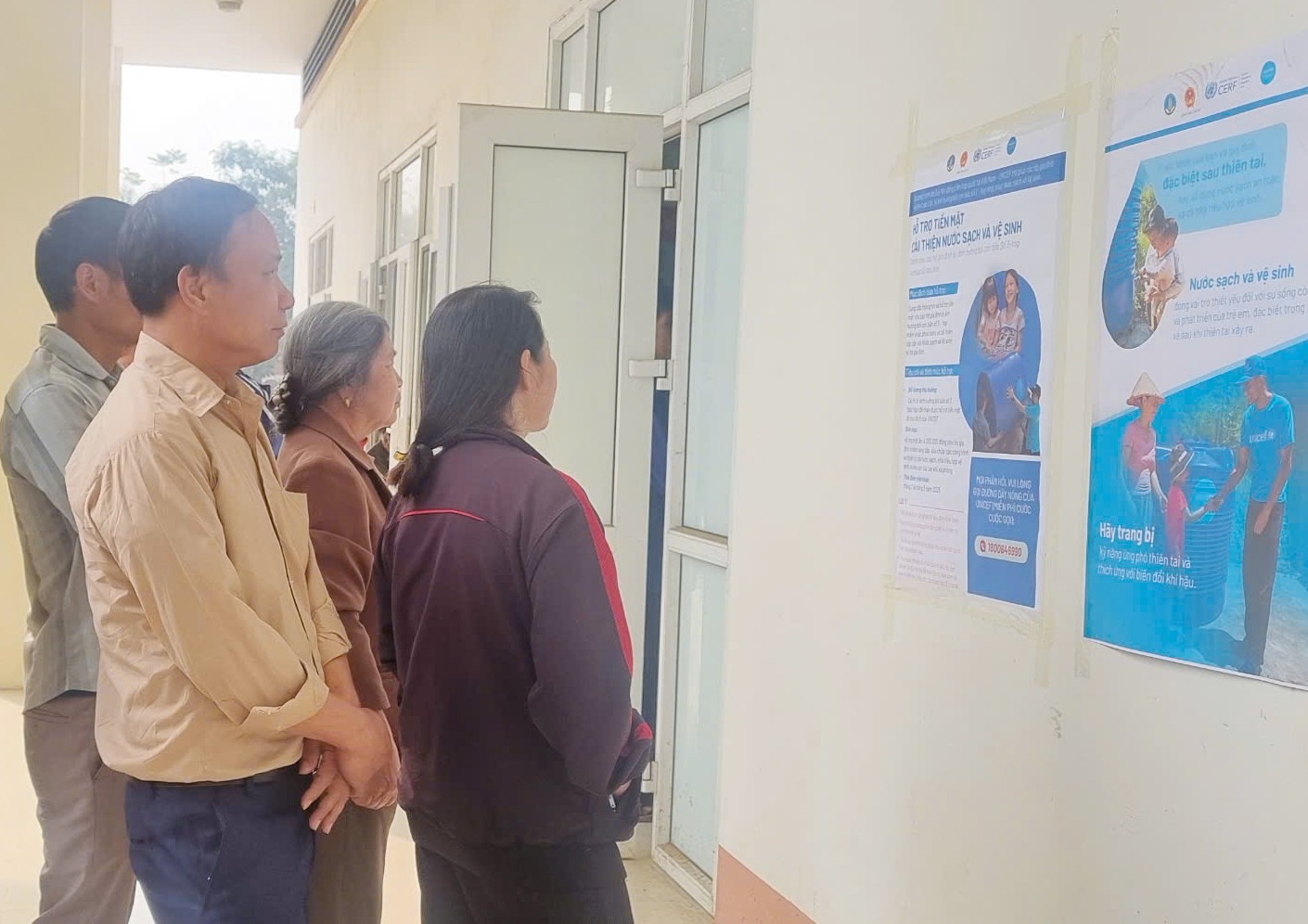 Người dân được cung cấp thông tin về tầm quan trọng của nước sạch và vệ sinh cá nhân. z6373553655794-8143c5e7d0f7e73596b978049101a4f3.jpg
