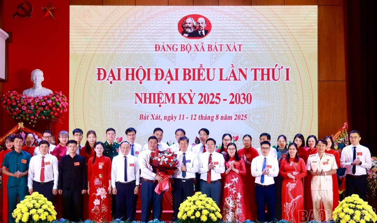 Đồng chí Ngô Hạnh Phúc - Phó Chủ tịch UBND tỉnh tặng hoa chúc mừng Ban Chấp hành Đảng bộ xã Bát Xát nhiệm kỳ 2025 - 2030. image-2.jpg