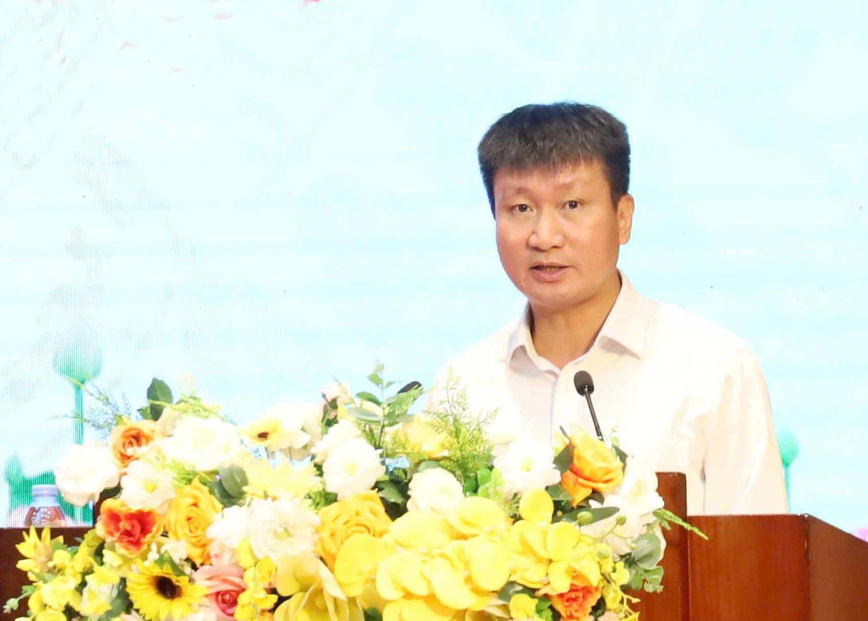Đồng chí Trần Huy Tuấn, Phó Bí thư Tỉnh ủy, Chủ tịch UBND tỉnh tiếp thu, làm rõ ý kiến của cử tri tại hội nghị. z6780232628758-4d7223020d4bae1c52d4afdc1274689f.jpg