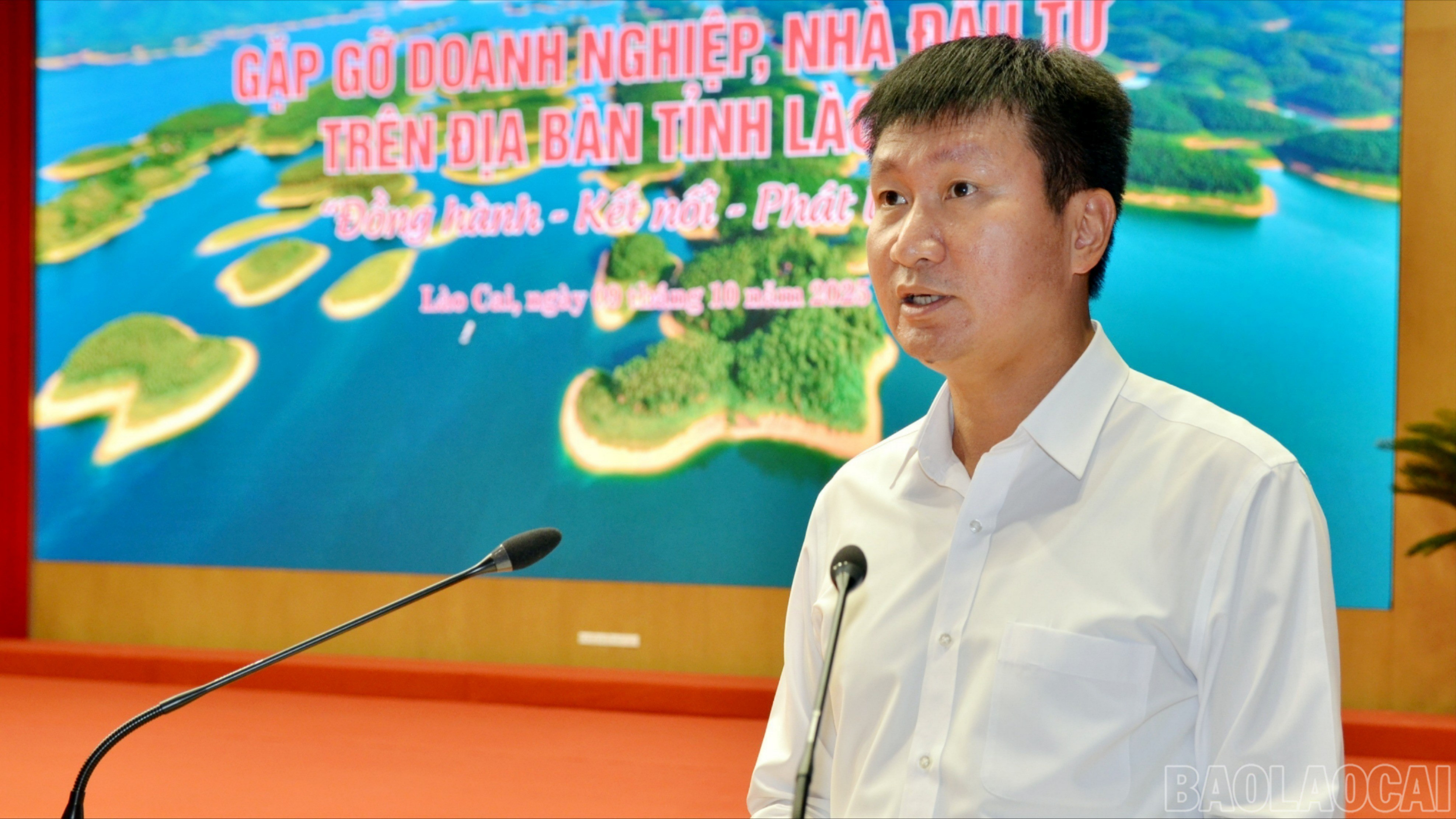 Đồng chí Trần Huy Tuấn - Phó Bí thư Tỉnh ủy, Chủ tịch UBND tỉnh phát biểu tại diễn đàn. baolaocai-br_dsc-5590-3103-2270-2810-8483.jpg