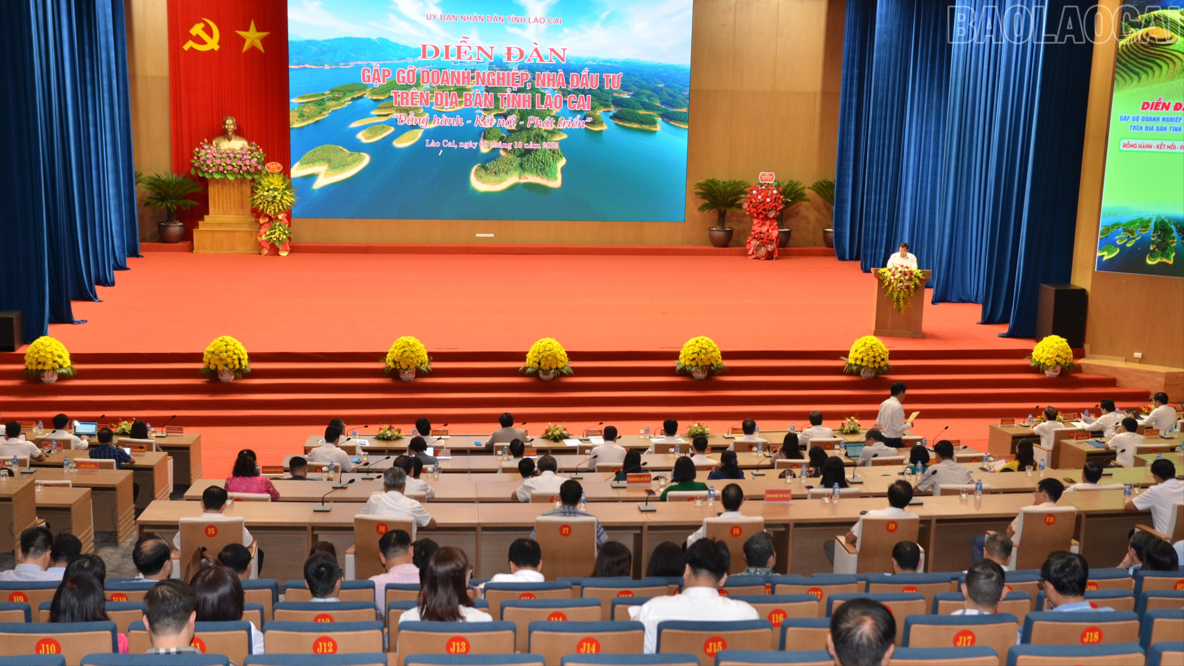 Quang cảnh diễn đàn. baolaocai-tr_dsc-5580-2211.jpg