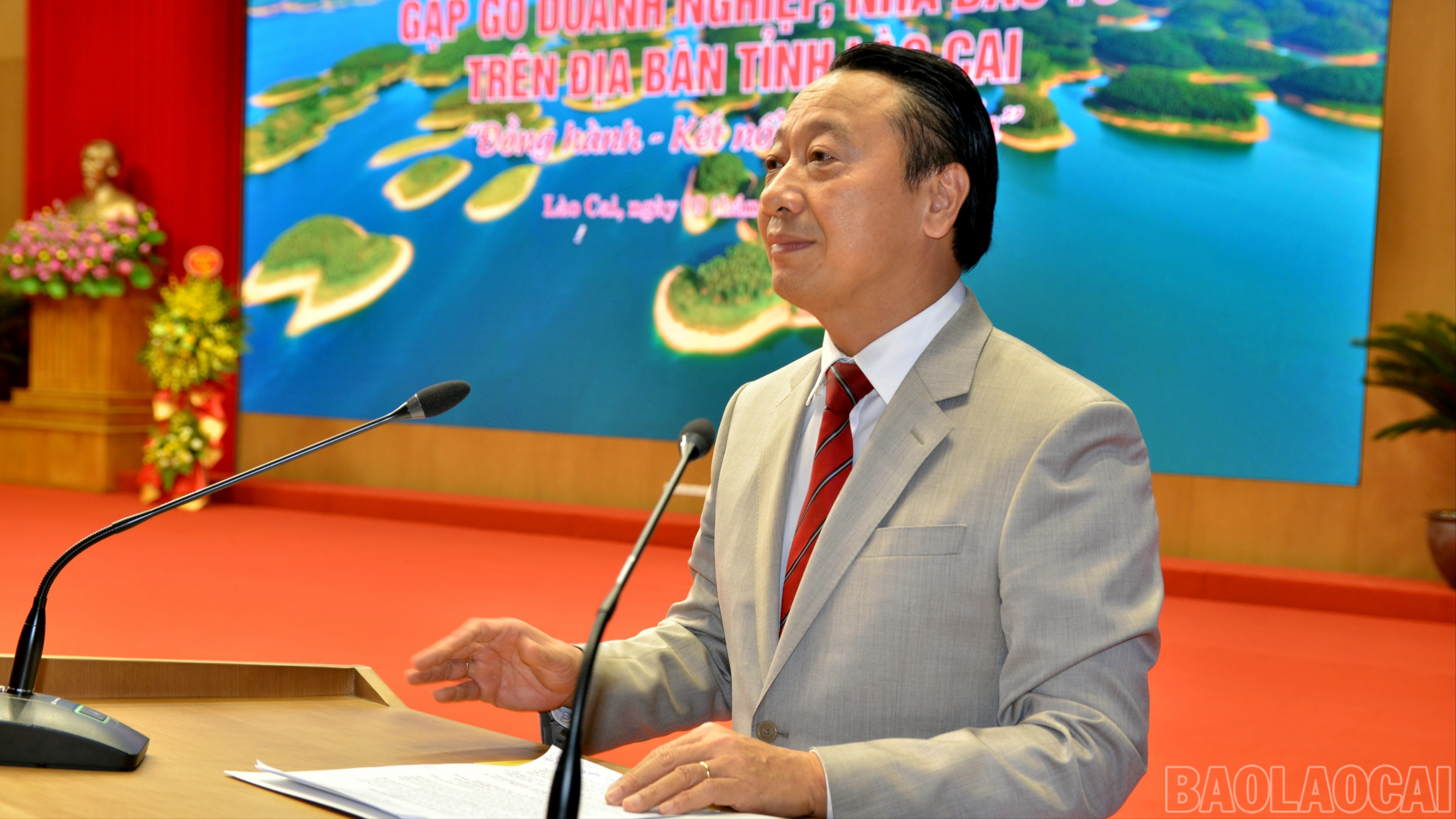 Đồng chí Nguyễn Quang Vinh - Phó Bí thư Thường trực Đảng ủy, Phó Chủ tịch Liên đoàn Thương mại và Công nghiệp Việt Nam (VCCI) phát biểu tại diễn đàn. baolaocai-br_dsc-5614-7867.jpg