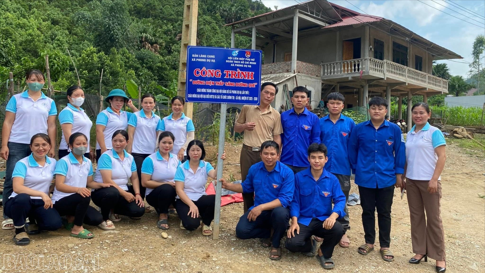 Hội Phụ nữ phối hợp với Đoàn thanh niên xã cắm biển công trình thắp sáng đường quê tại thôn Làng Cang. baolaocai-bl_537077480-4245878608976720-8070944476620660373-n-8423.jpg